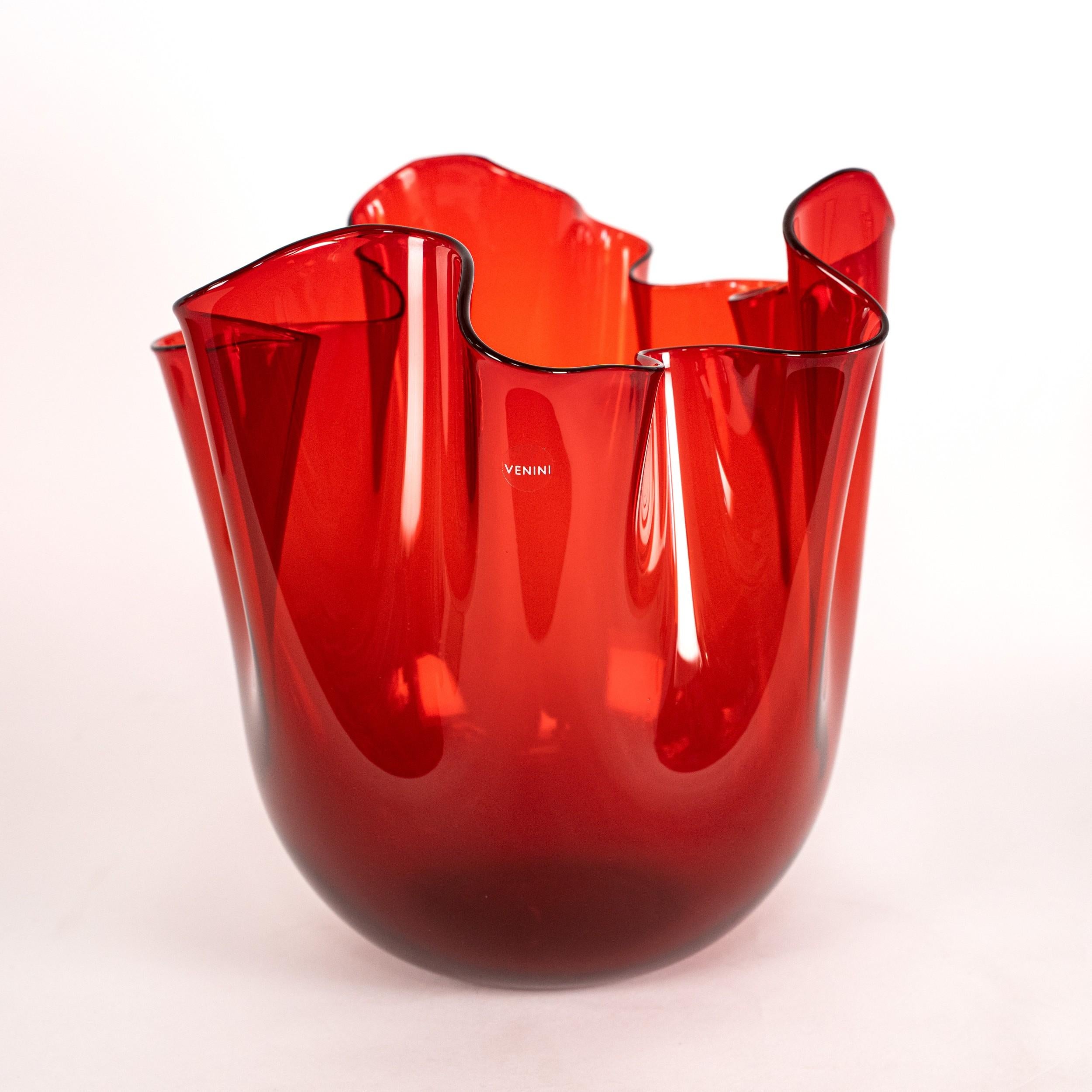 VENINI Fazzoletto Red Murano Glass Signed 2005, handmade in Italy (Moderne der Mitte des Jahrhunderts) im Angebot