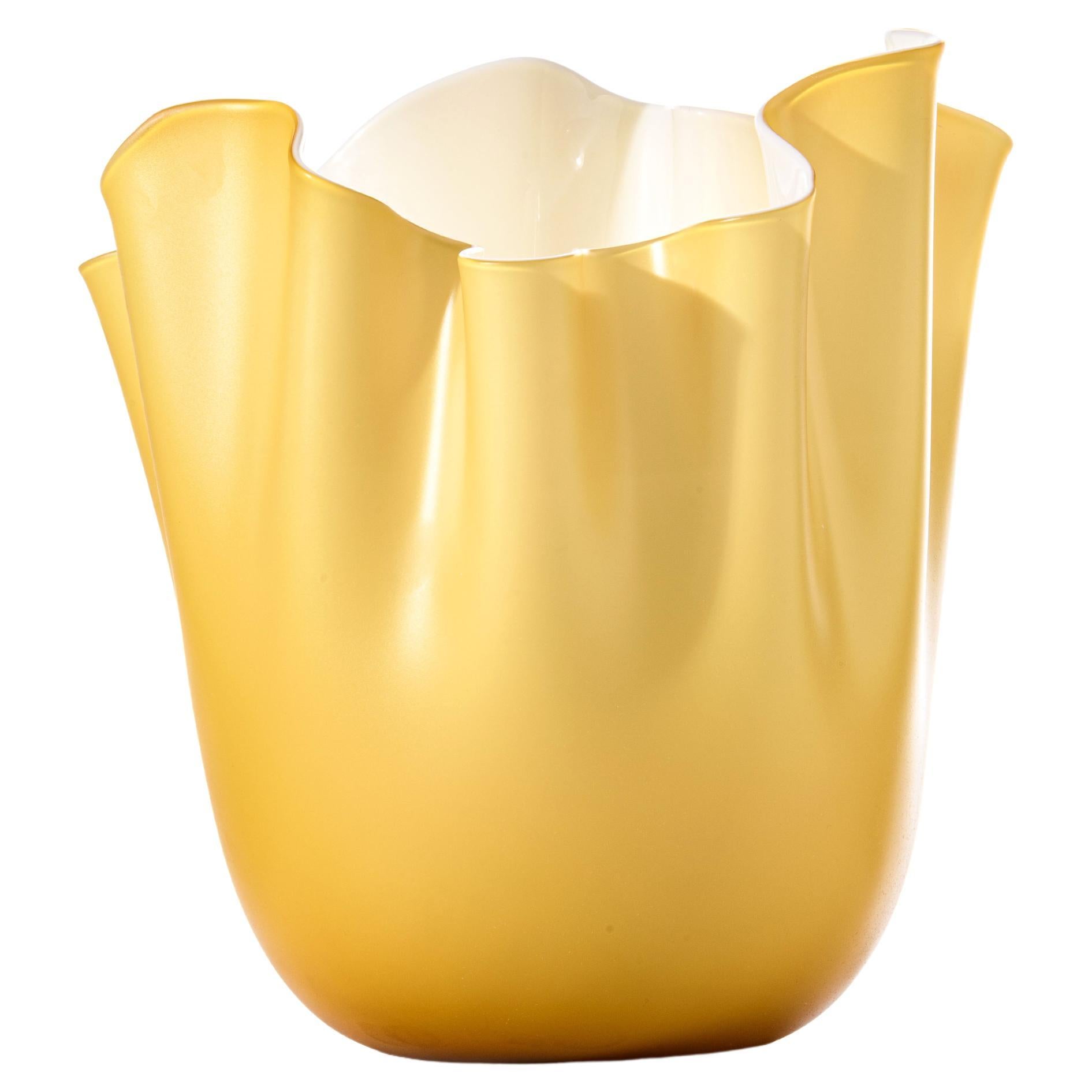 Venini Fazzoletto Sabbiato, mittelgroße Vase aus Bernstein/ Milchweißem Muranoglas im Angebot