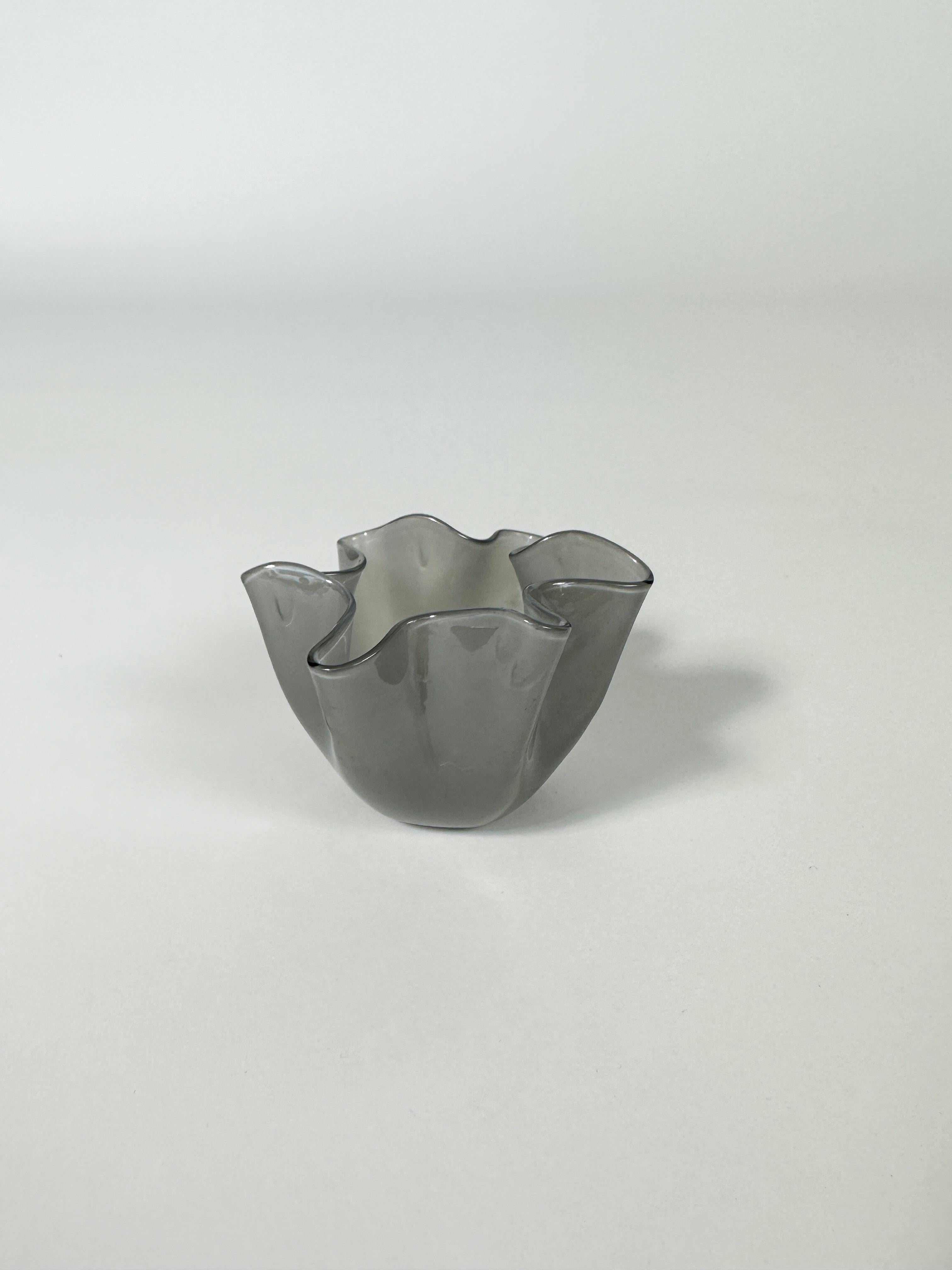 Venini Fazzoletto-Vase Paolo Venini & Fulvio Bianconi Opalino Murano 1950er Jahre (Italienisch) im Angebot