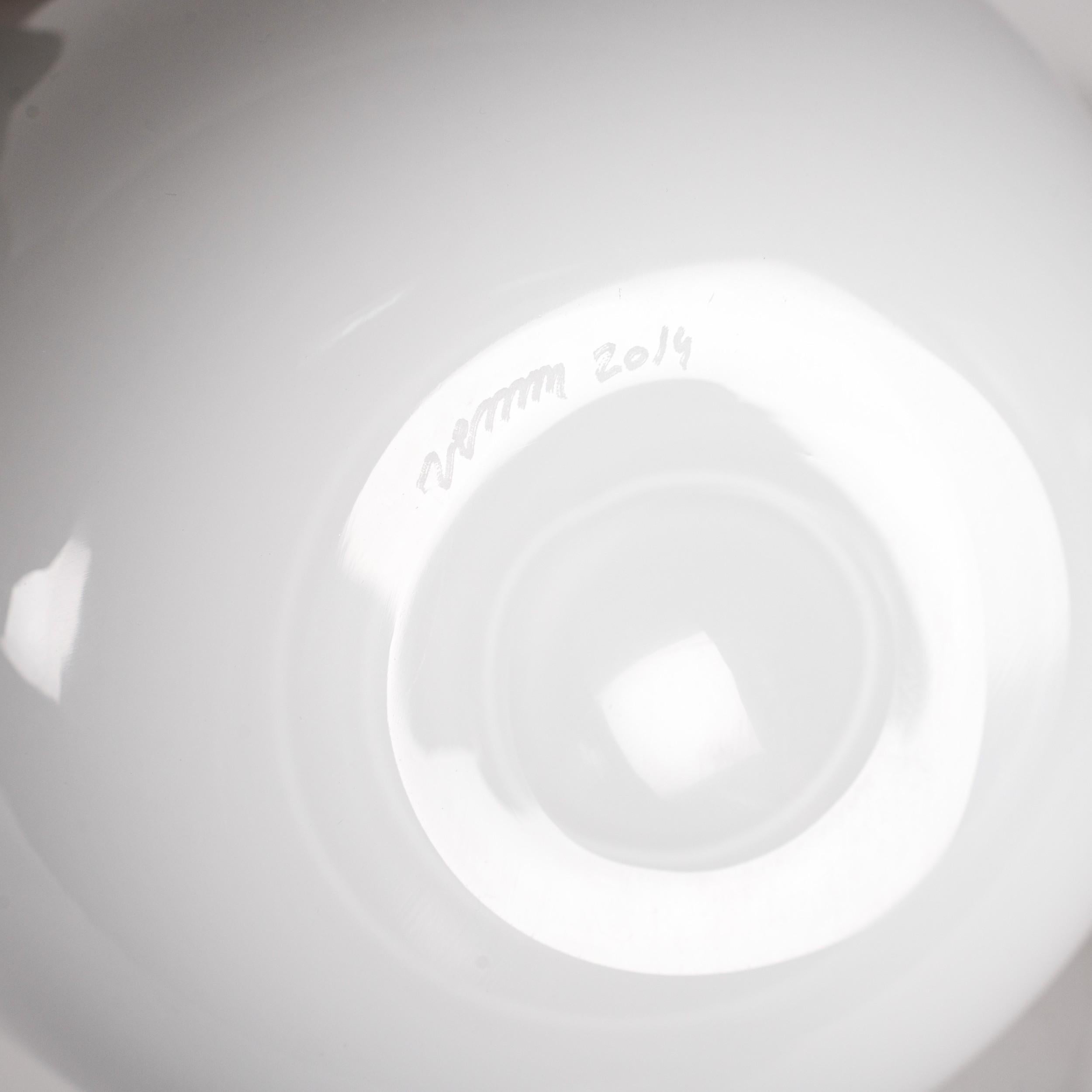 Iconico vaso Fazzoletto di Venini, modello 700.02, in vetro bianco, con incisione a diamante Venini 2014, scatola e documenti.

Soffiato e modellato a mano libera con la tradizionale tecnica della mano volante, crea il caratteristico bordo ondulato