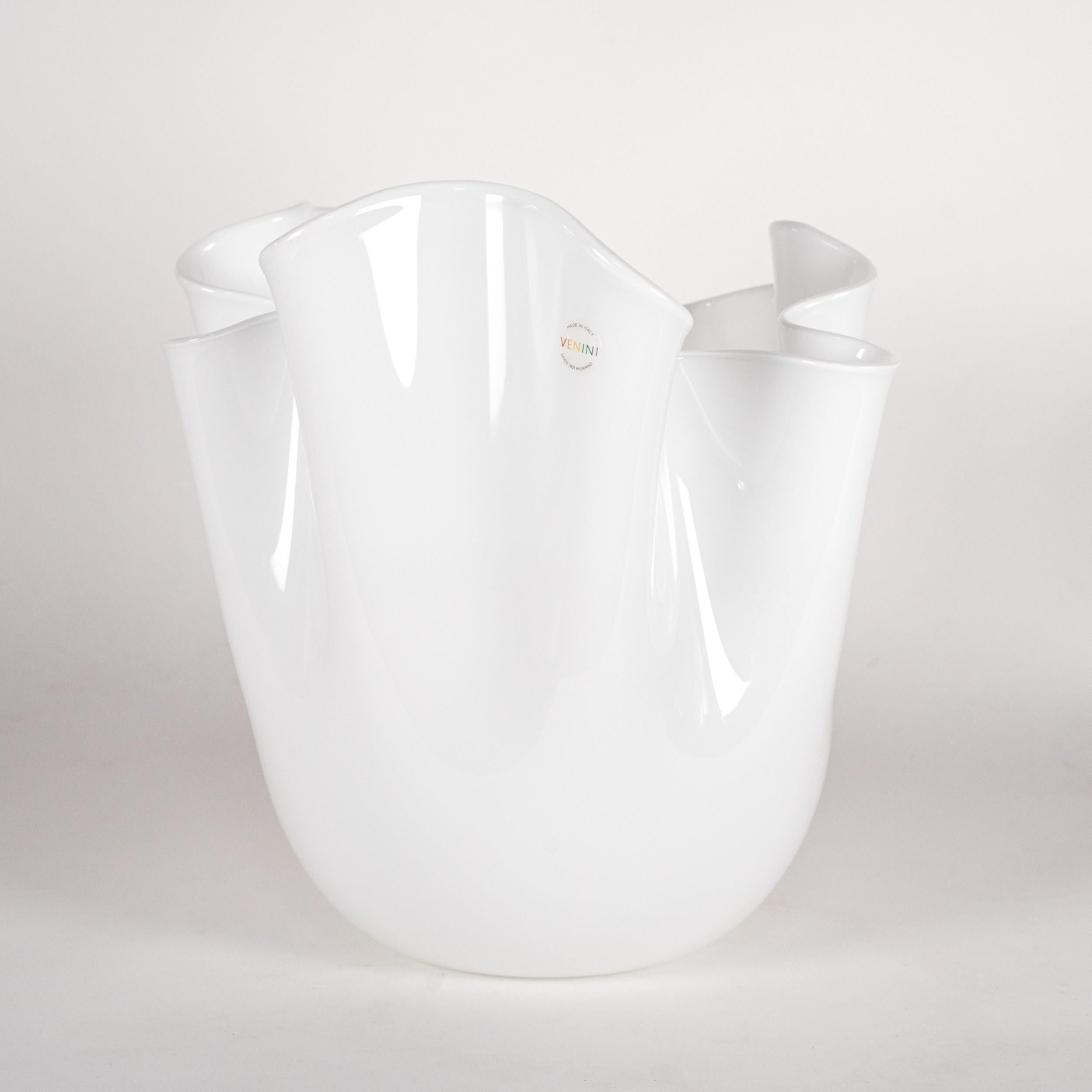 Italiano VENINI Fazzoletto Bianco in vetro di Murano firmato 2014, fatto a mano in Italia in vendita