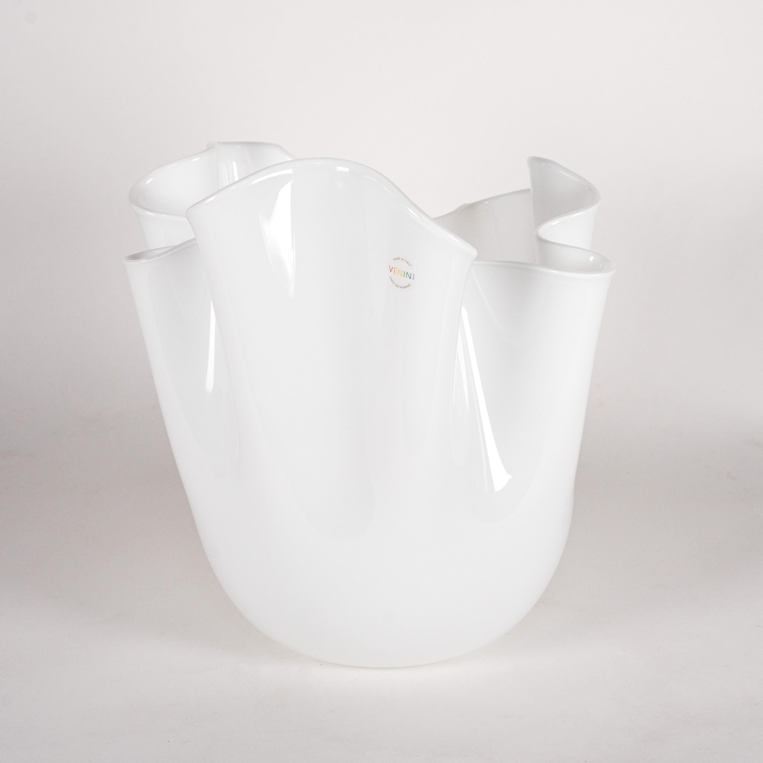 Vetro soffiato VENINI Fazzoletto Bianco in vetro di Murano firmato 2014, fatto a mano in Italia in vendita