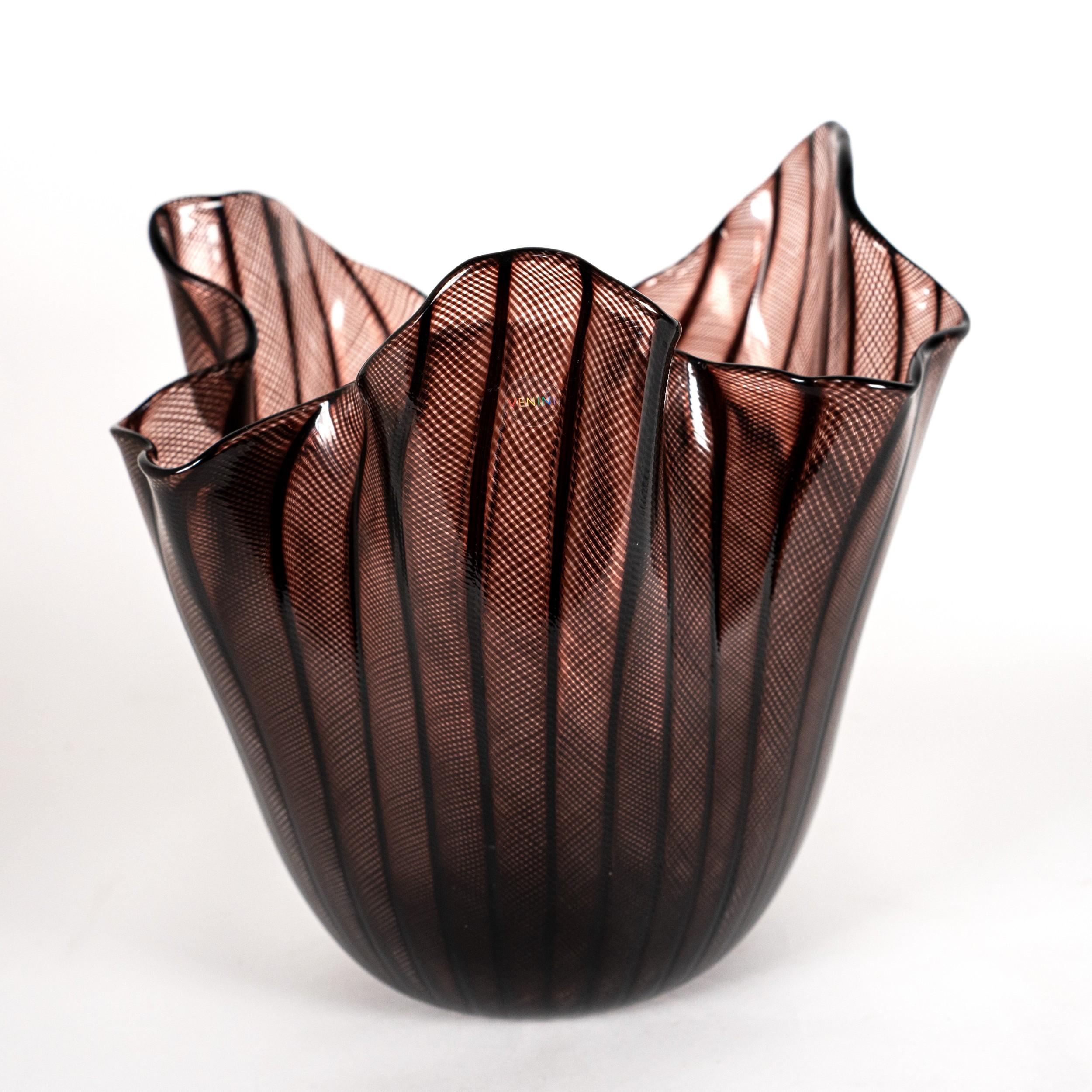 Vase intemporel Venini Fazzoletto, modèle 034.78, en Zanfirico Amethyst et Black, édition limitée 16/199, signé 2016 avec boîte et certificat.
Un cadeau parfait pour les amateurs de design - un authentique chef-d'œuvre de Venini qui apporte une