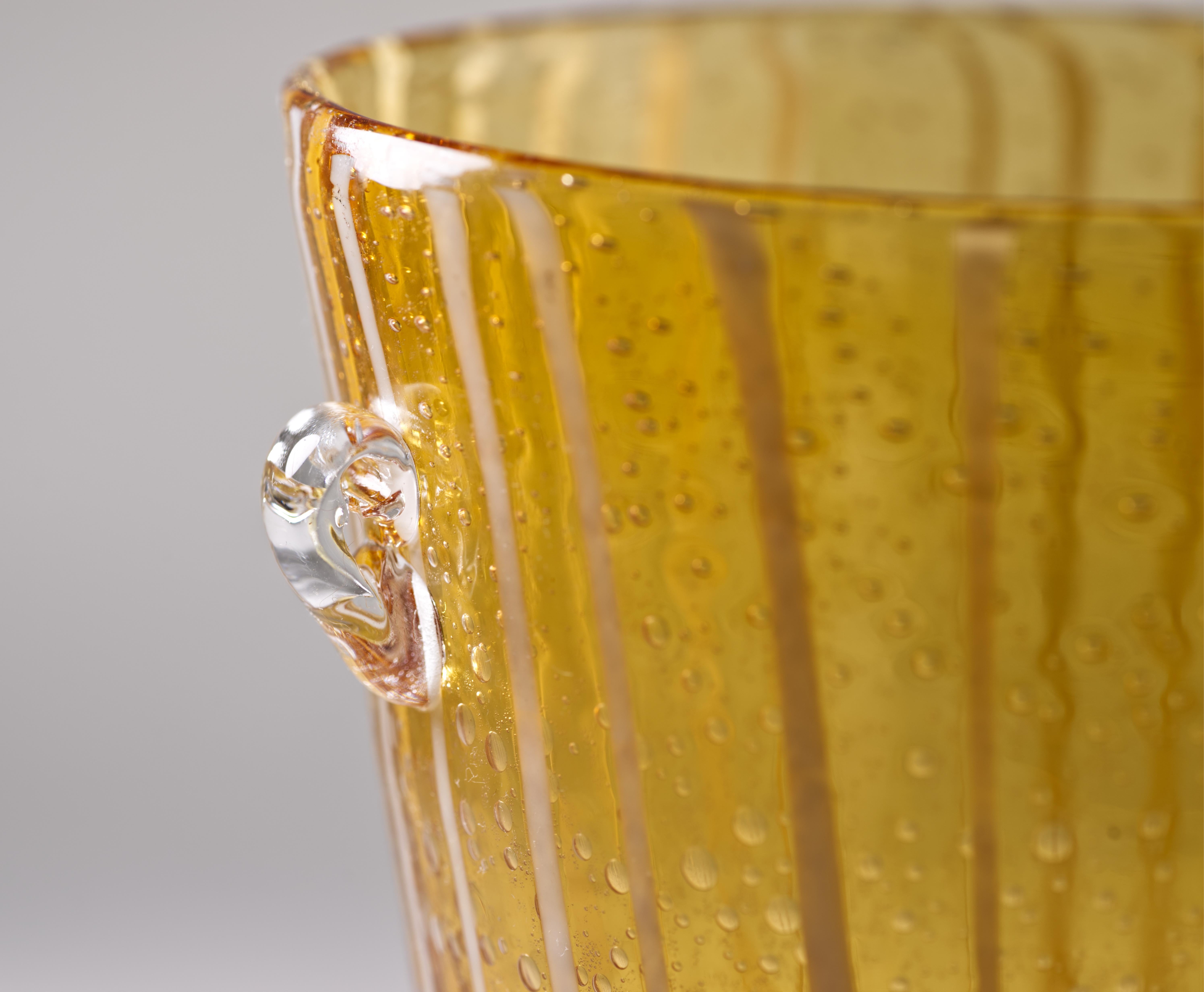 Venini para Disaronno Cubitera de vidrio fundido ámbar y blanco, Murano Italia Vidrio artístico en venta
