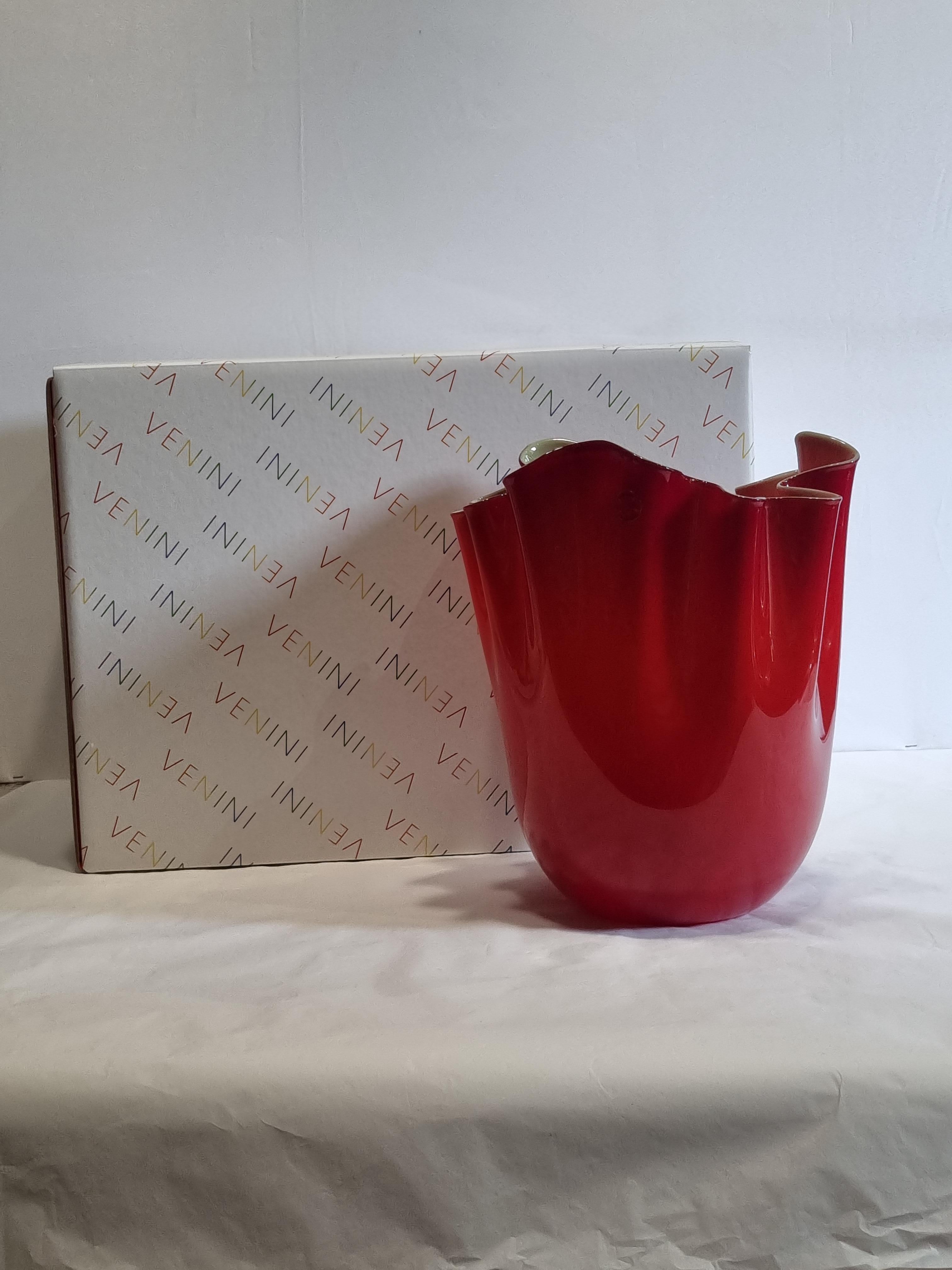 The iconic Fazzoletto Vase in red and green color.
An exclusive new take on the Opalini technique from the 15th century makes its colour unique. The creative genius of Fulvio Bianconi makes its shape inimitable, recalling skirts swaying in the