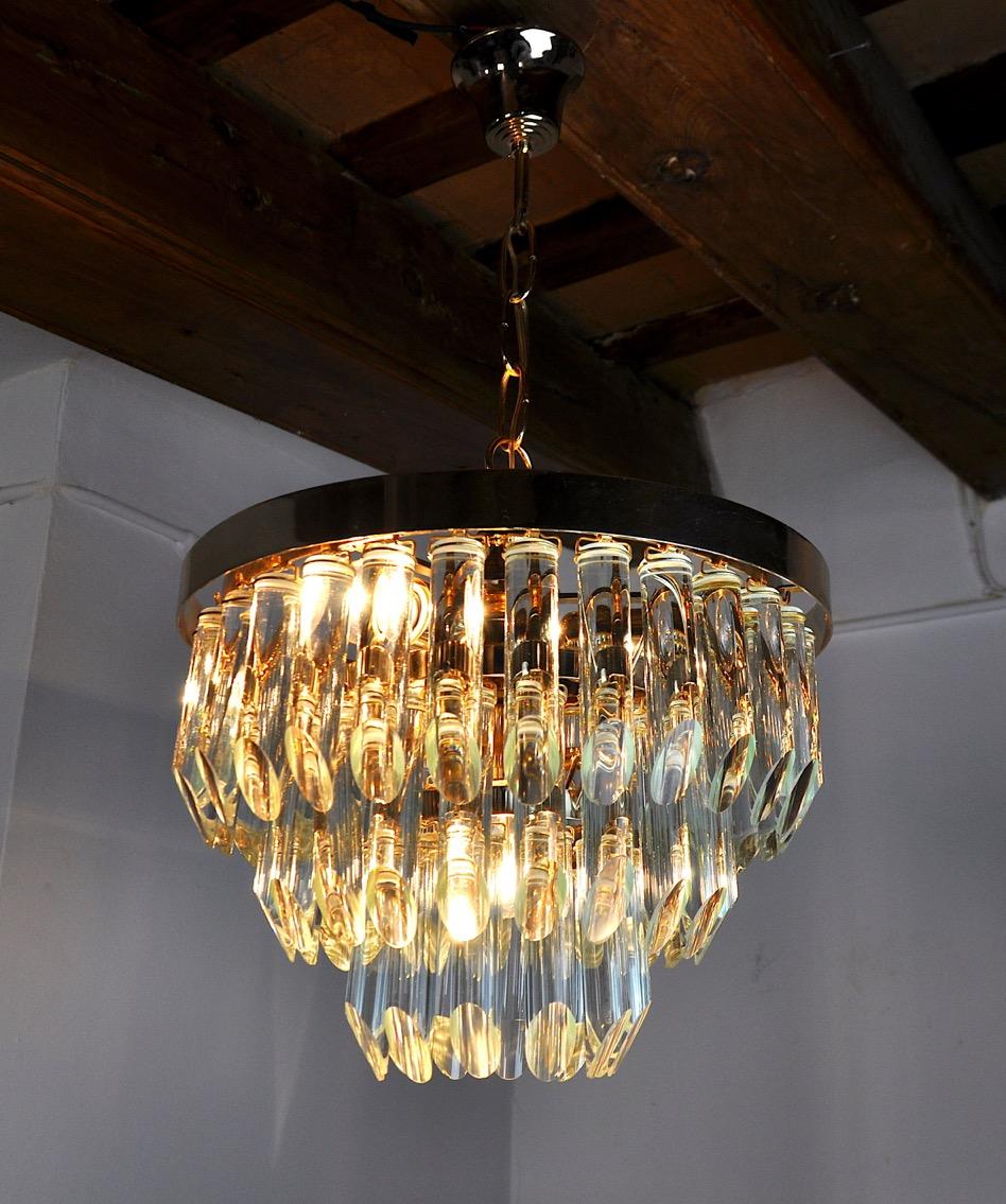 Very beautiful and rare Venin chandelier designed and produced in Italy in the 1970s. Chandelier in gilded metal composed of cut glasses spread over 3 levels. Rare design object that will illuminate your interior wonderfully. Electricity checked. We