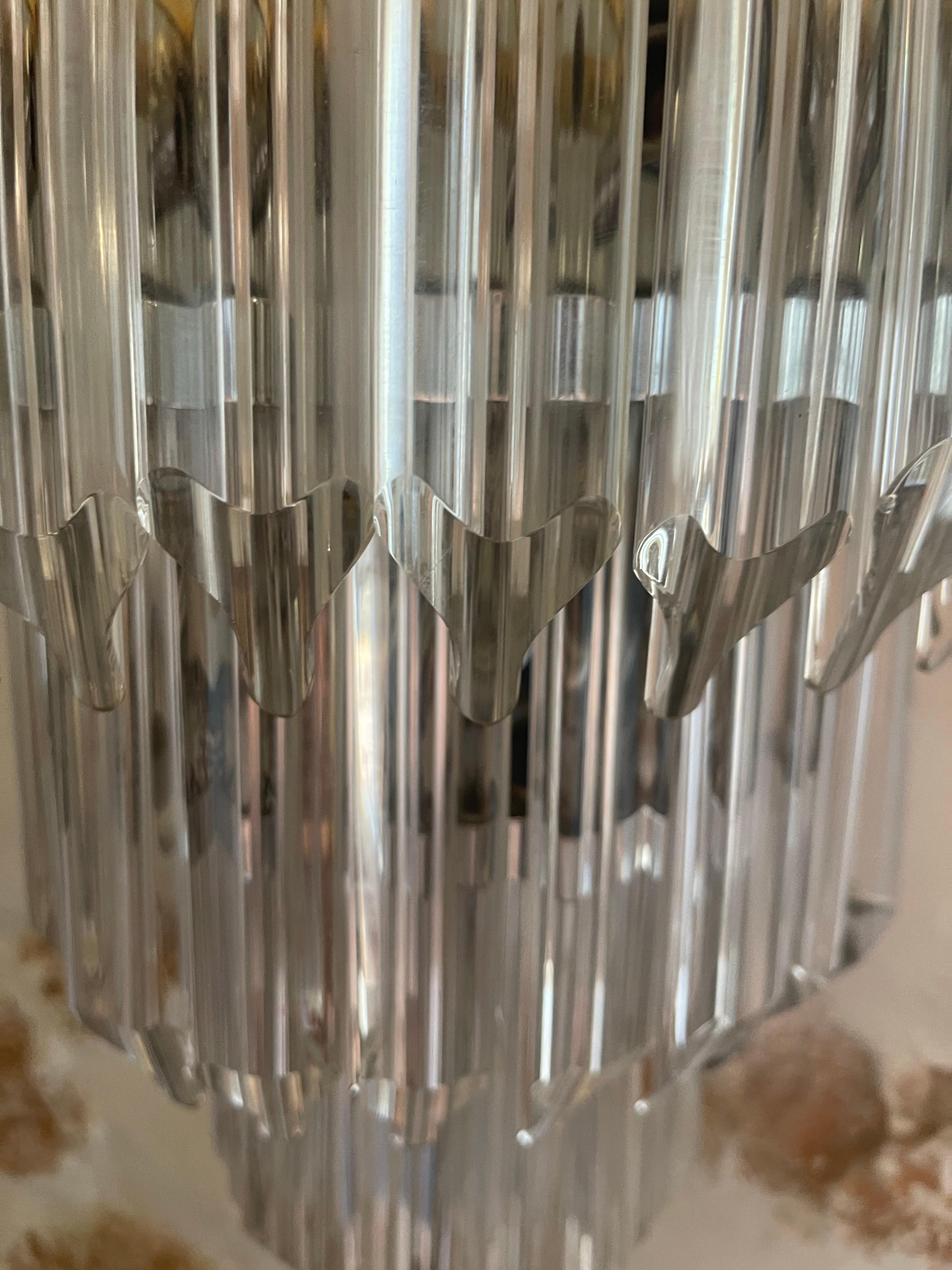 Iluminación de pared Venini de cristal de murano con en cristal de iridio. El diseño y la calidad del cristal hacen de esta pieza lo mejor del diseño.
Este par de luces de pared están en buen estado.

Venini es una empresa italiana conocida por sus