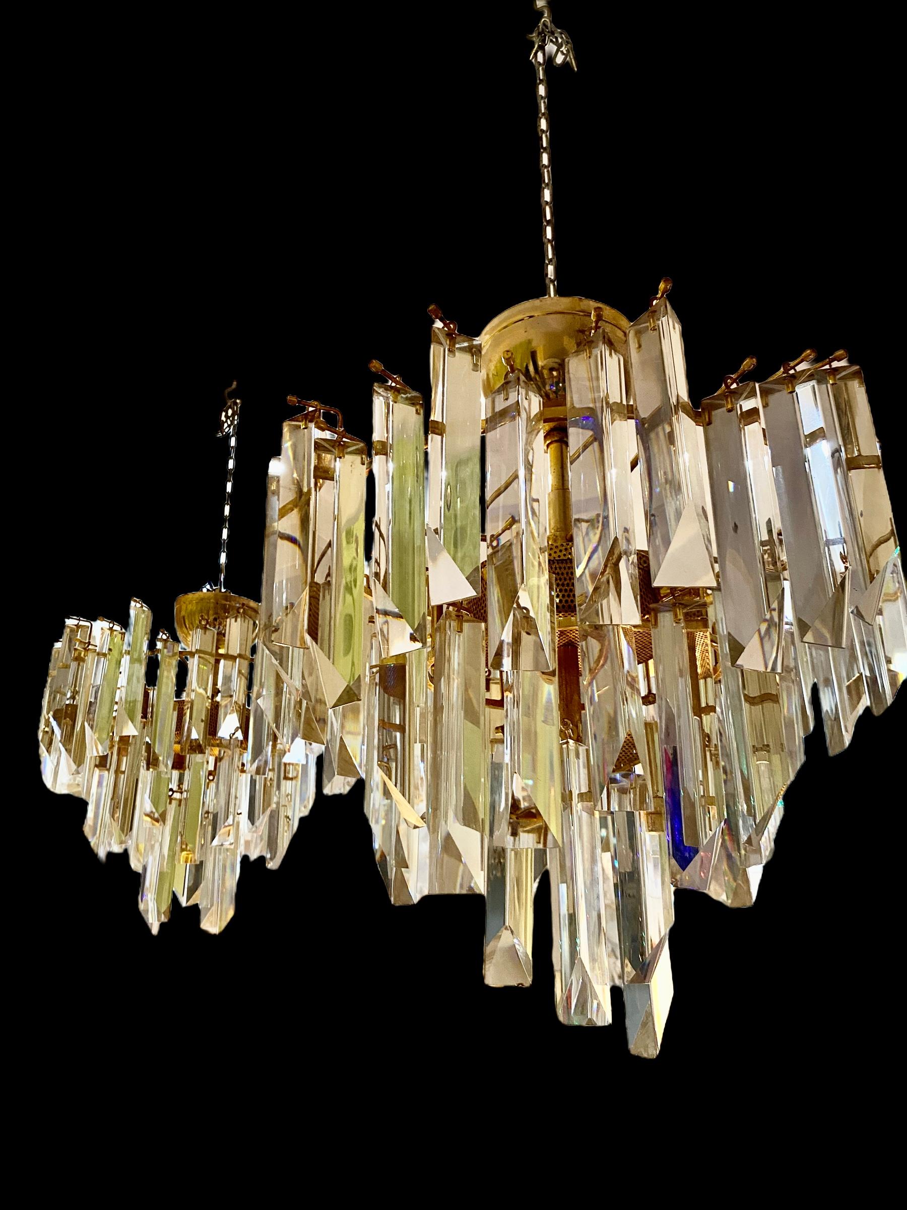 Exceptional Venini chandelier with large Murano glass with gilded gold structure. The design and the quality of the glass make this piece the best of Italian design.
This unique chandelier by Venini in murano glass is exceptional.
discount shipping