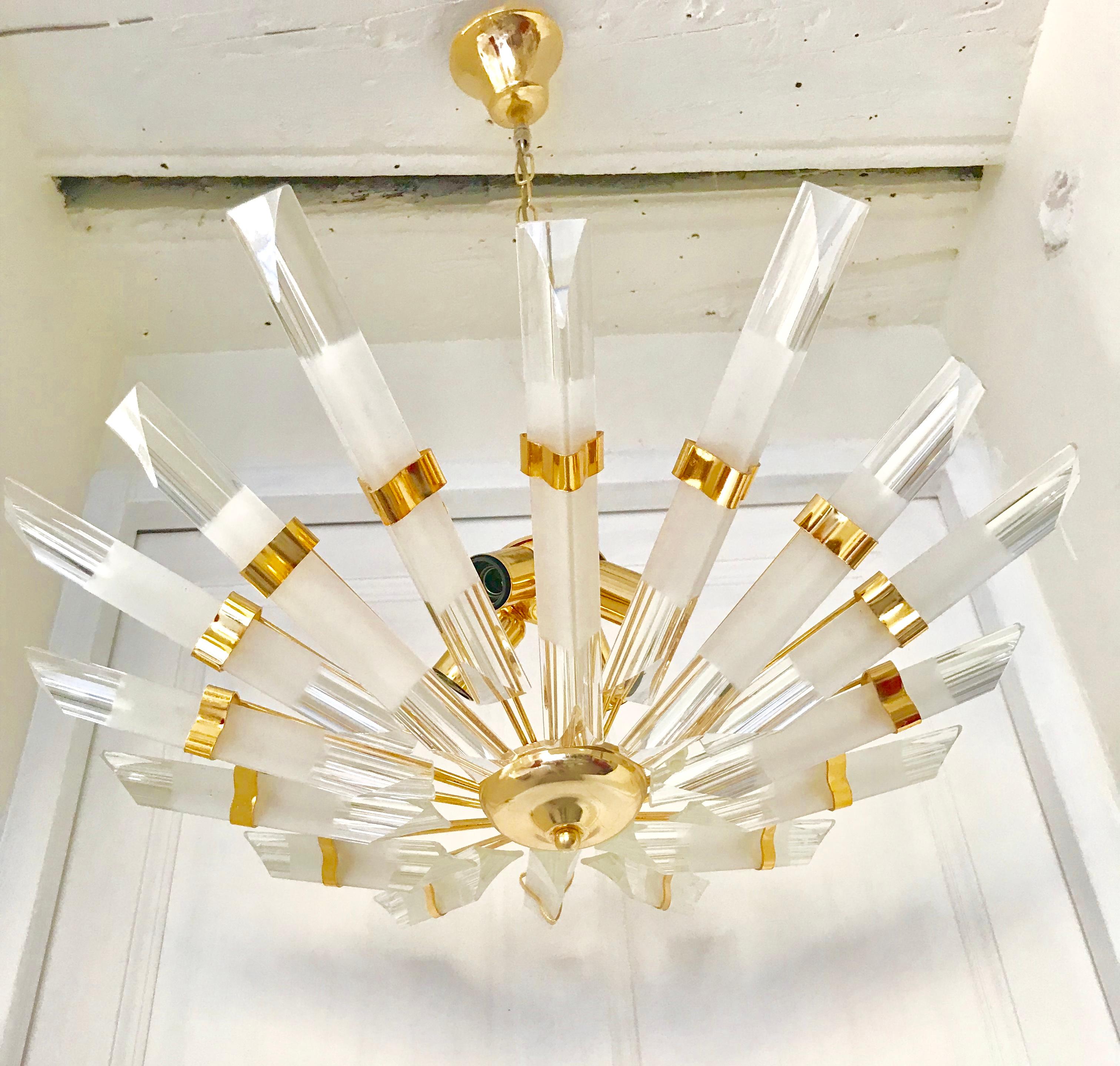 Venini chandelier with large Murano glass with gilded gold structure . The design and the quality of the glass make this piece the best of Italian design.
This unique chandelier by Venini in murano glass is exceptional.
discount shipping to USA *