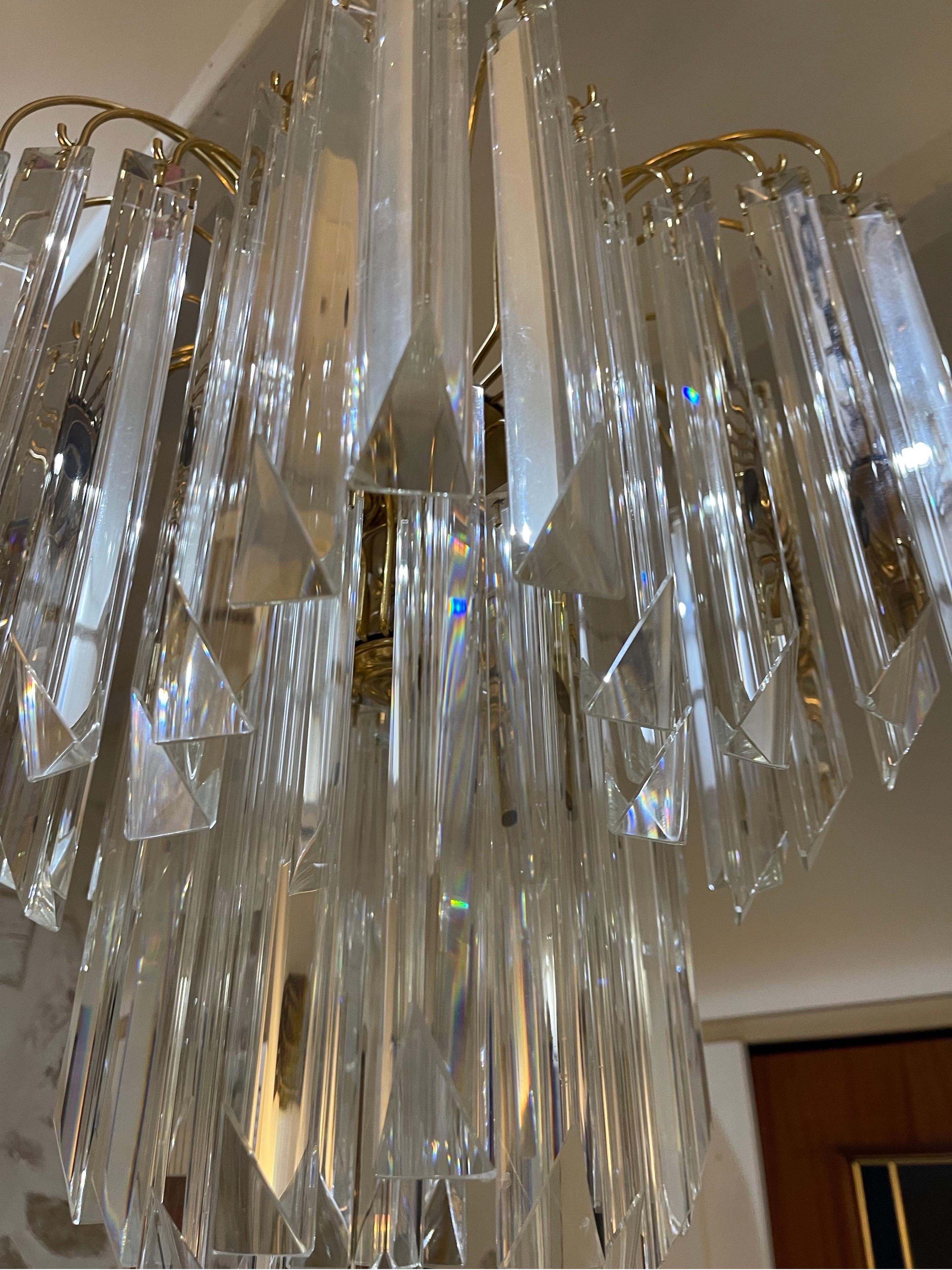 Venini-Kronleuchter mit großem Murano-Glas mit vergoldeter Struktur. Das Design und die Qualität des Glases machen aus diesem Stück das Beste des italienischen Designs.
Dieser einzigartige Kronleuchter von Venini aus Murano-Glas ist