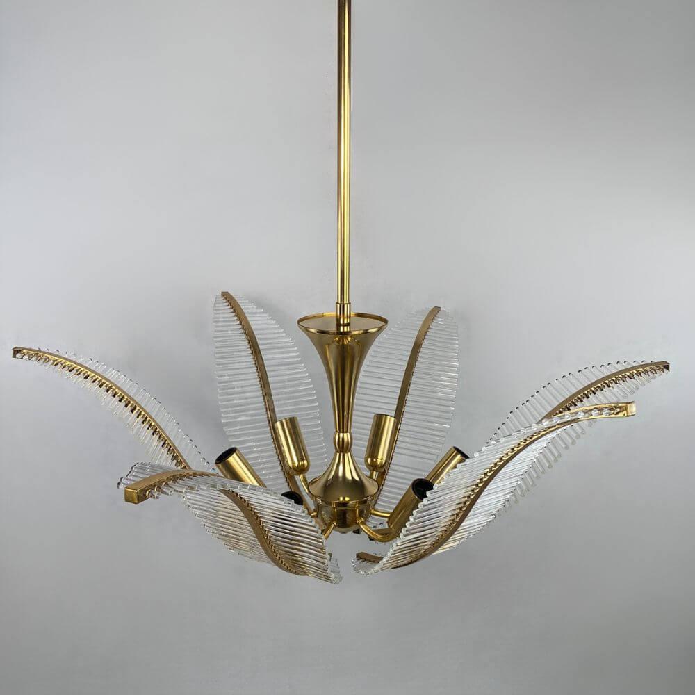 Exceptionnel lustre à 6 branches en forme de palmier de Venini, composé de tubes en verre de Murano et d'une structure en métal doré.
Une pièce emblématique de l'époque Hollywood Regency des années 1970, qui s'illumine magnifiquement et attire