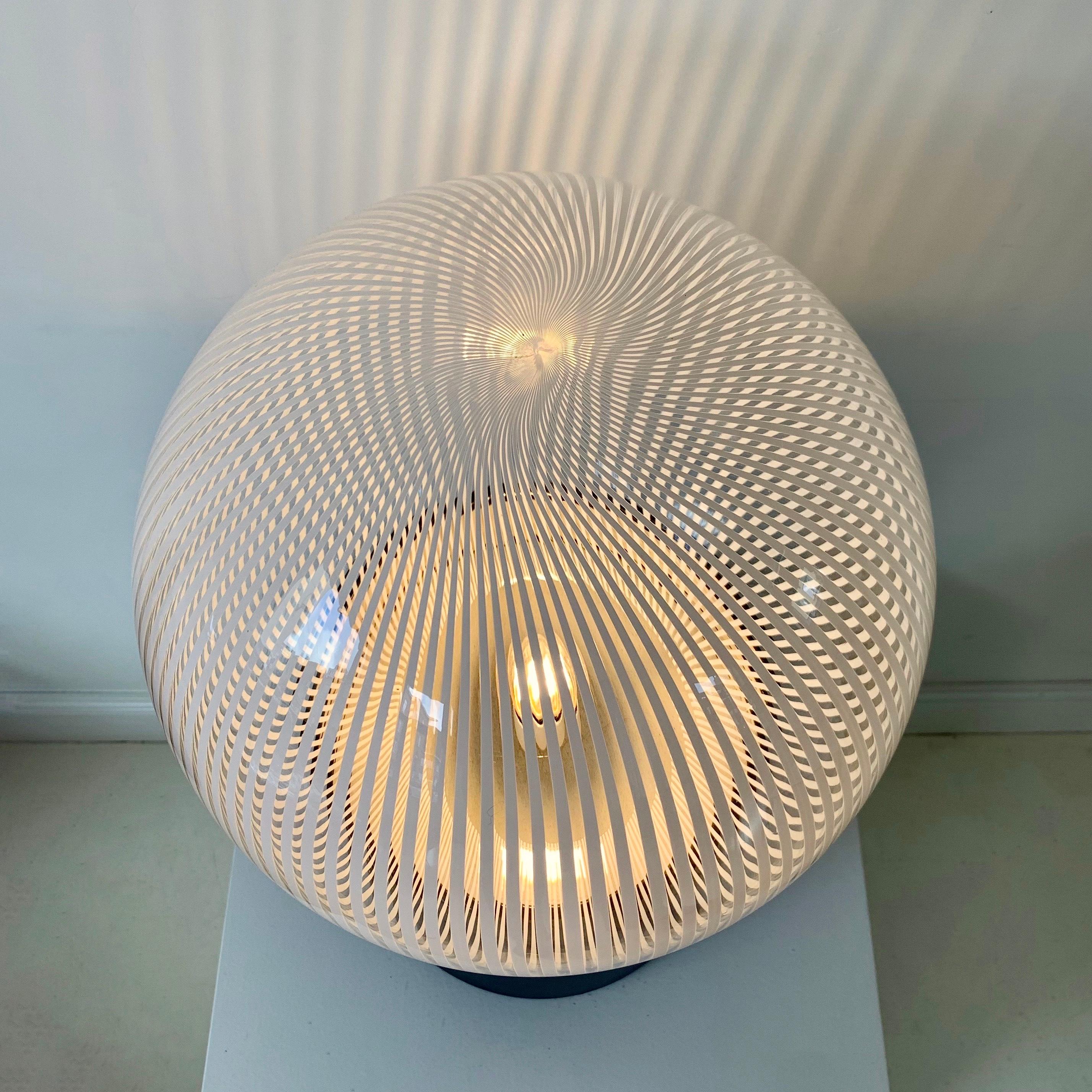 Lampe de table en verre strié Venini, vers 1960, Italie. Bon état - En vente à Brussels, BE