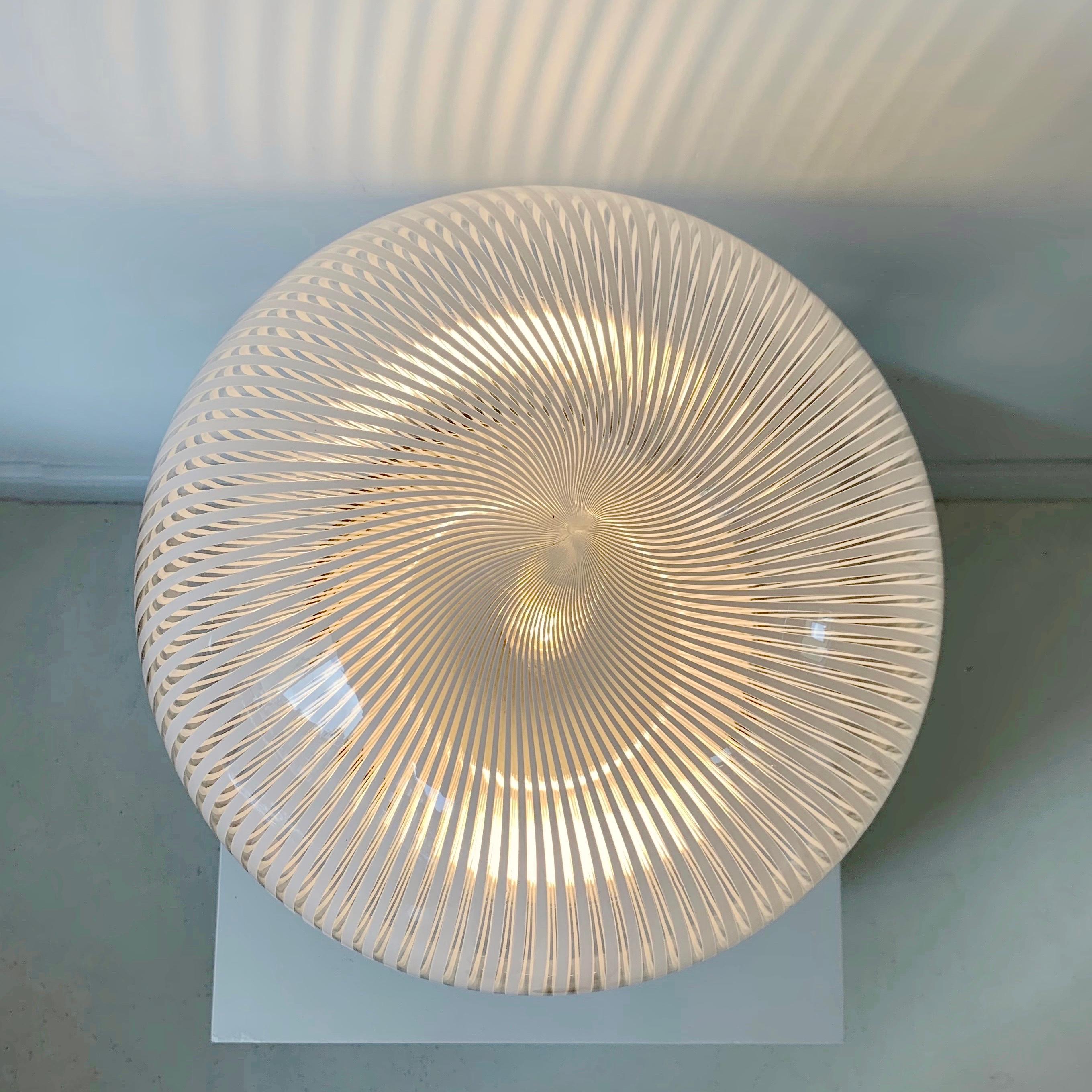 Milieu du XXe siècle Lampe de table en verre strié Venini, vers 1960, Italie. en vente