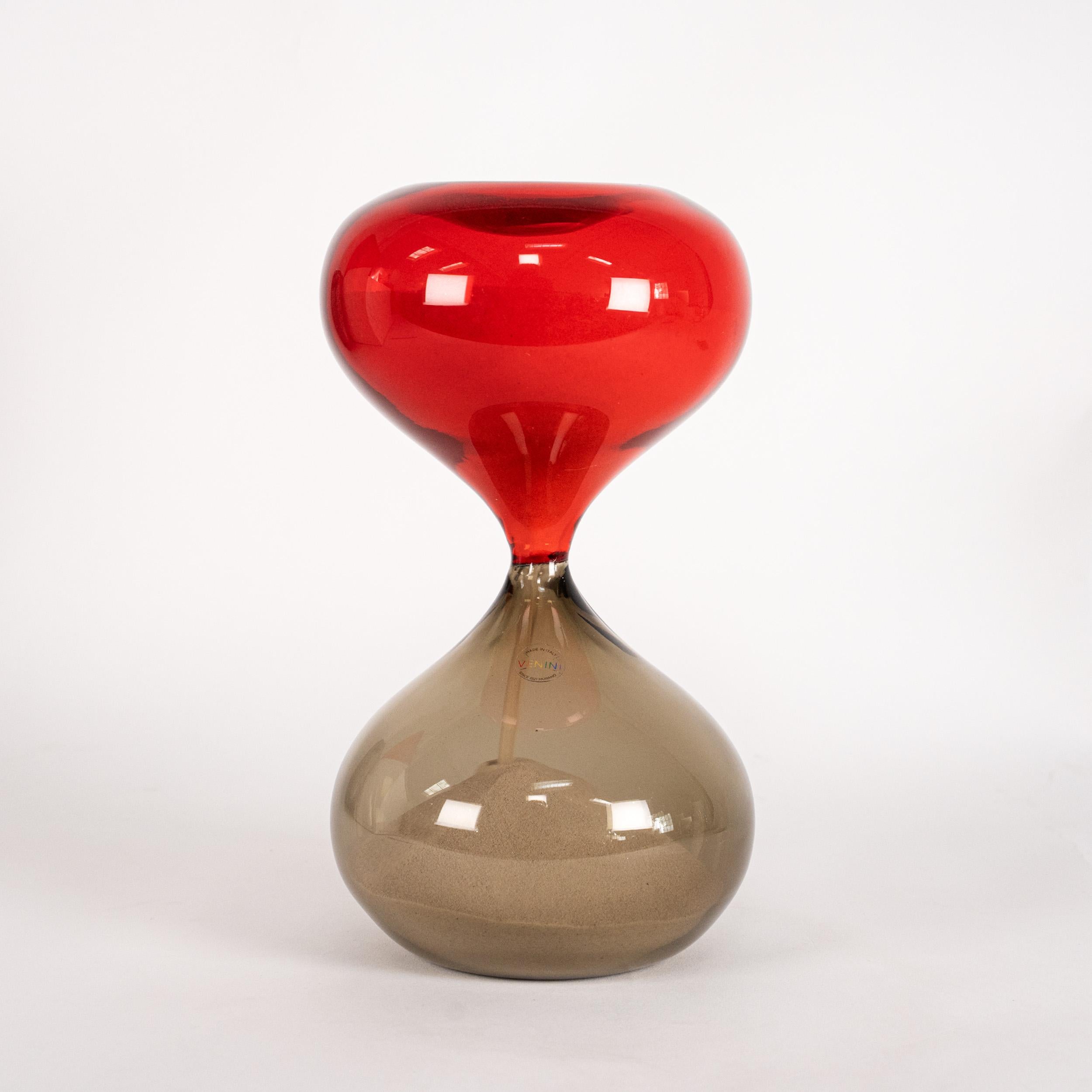 Venini Clessidra Grigio/Rosso Edizione Limitata pz 61/199 anno 2016

Un esempio straordinario della produzione contemporanea di Venini, realizzato con il raffinato equilibrio cromatico che contraddistingue i maestri vetrai di Murano.
Prodotto nel