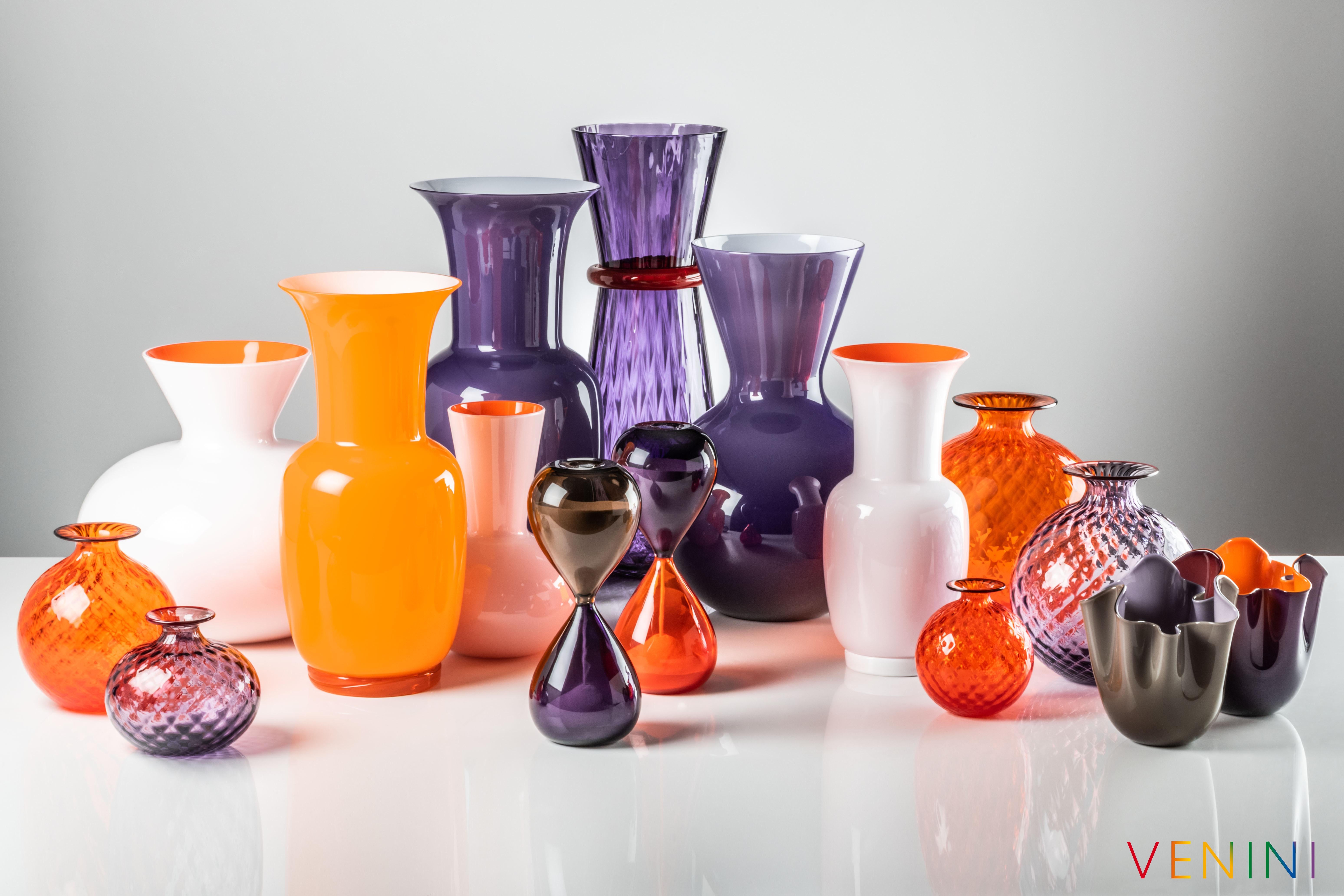 Die von Venini entworfene und hergestellte Glasvasen-Serie Idria besteht aus drei unterschiedlich geformten Vasen. Nur für den Innenbereich.

Abmessungen: Ø 26, H 36 cm.