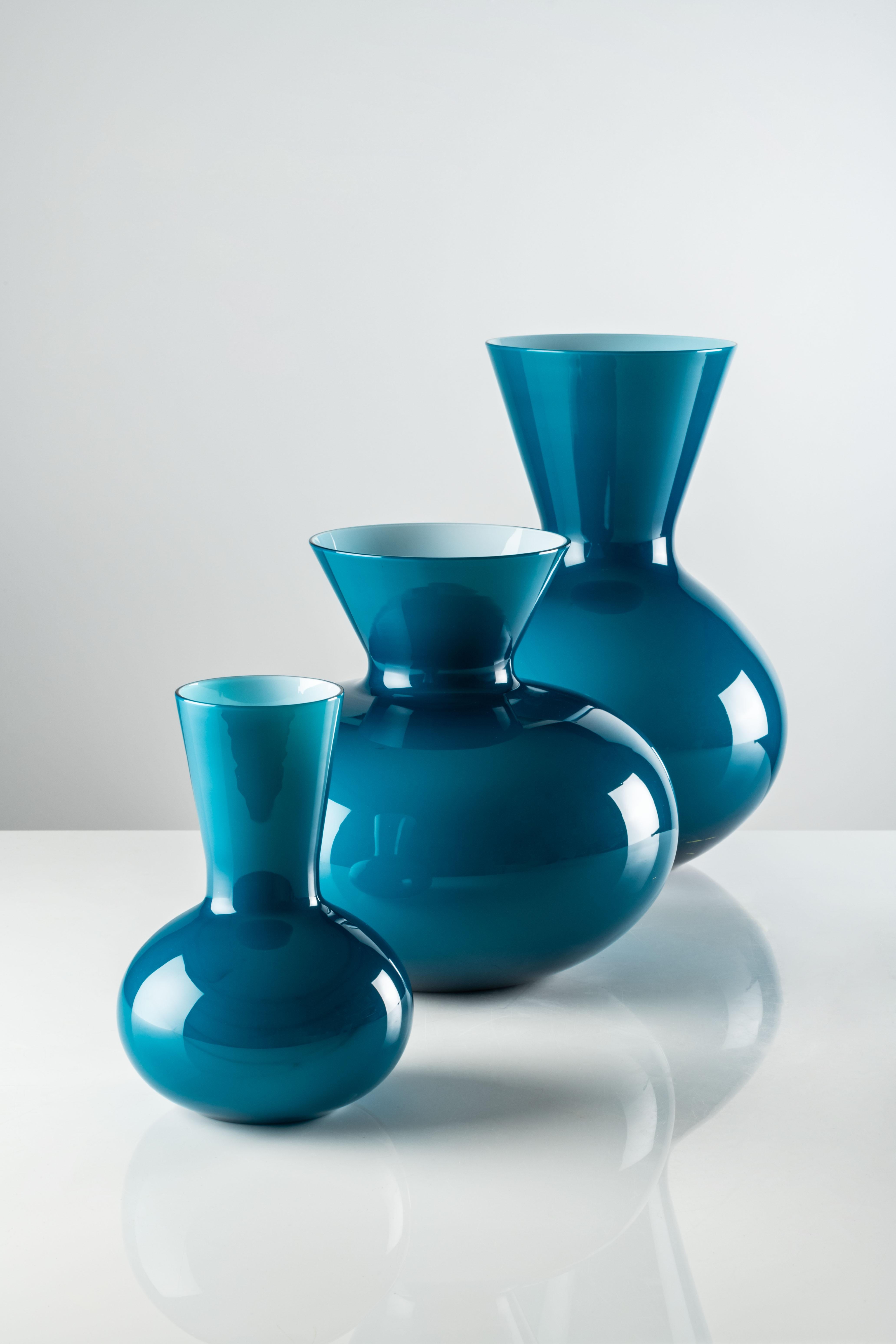 Vase moyen Idria en verre Murano horizon de Venini. Le récipient à eau de la Grèce antique perd sa peau, la terre cuite cédant la place au verre, grâce à Venini. Son design évoque des jours et des rythmes révolus, en leur redonnant vie : une beauté