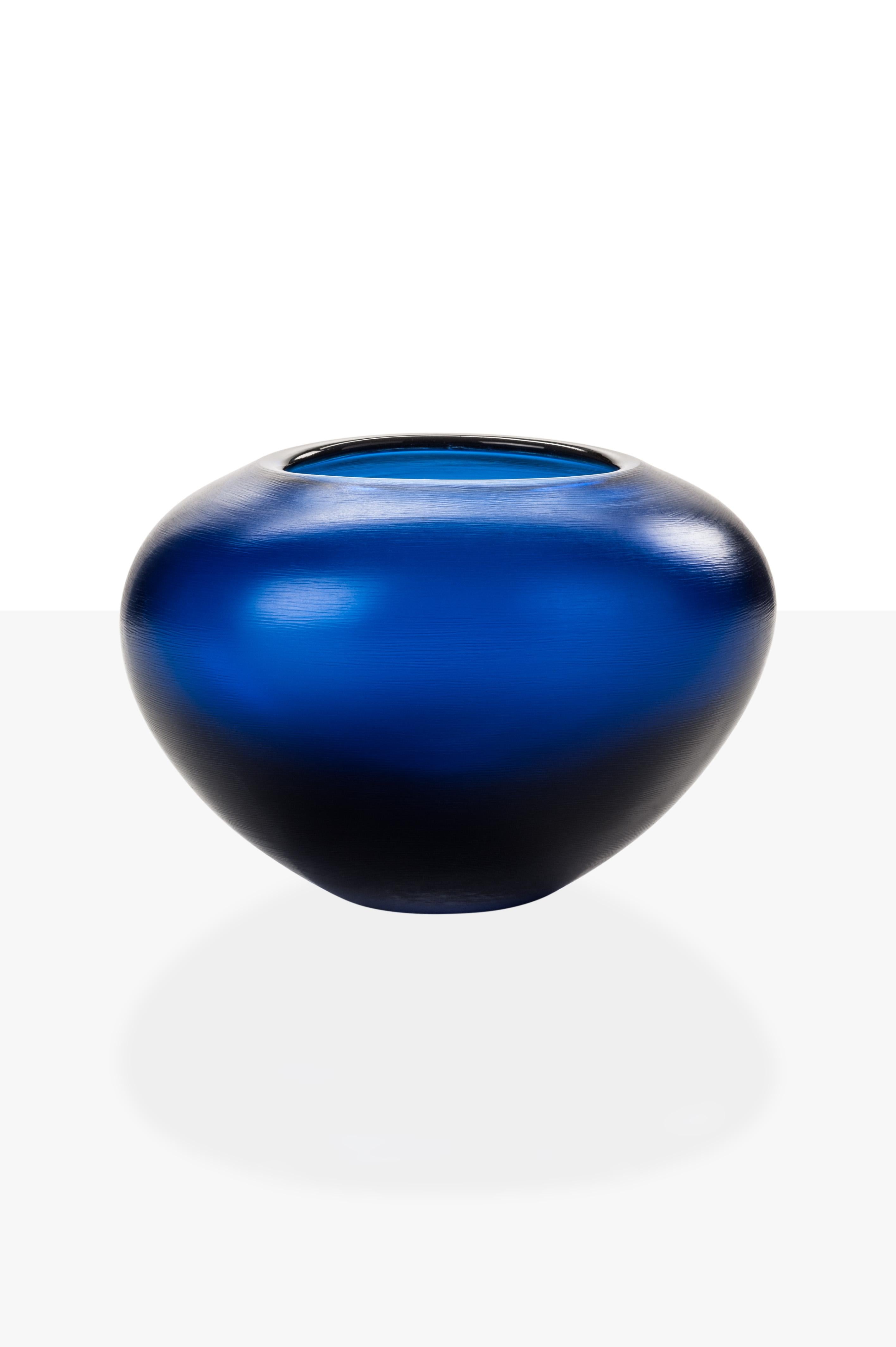 La collection de vases en verre Incisi, conçue par Paolo Venini et fabriquée par Venini, présente une surface gravée. Conçu à l'origine en 1956. Edition numérotée par année, les versions bleu marine sont disponibles en édition limitée à 19 pièces