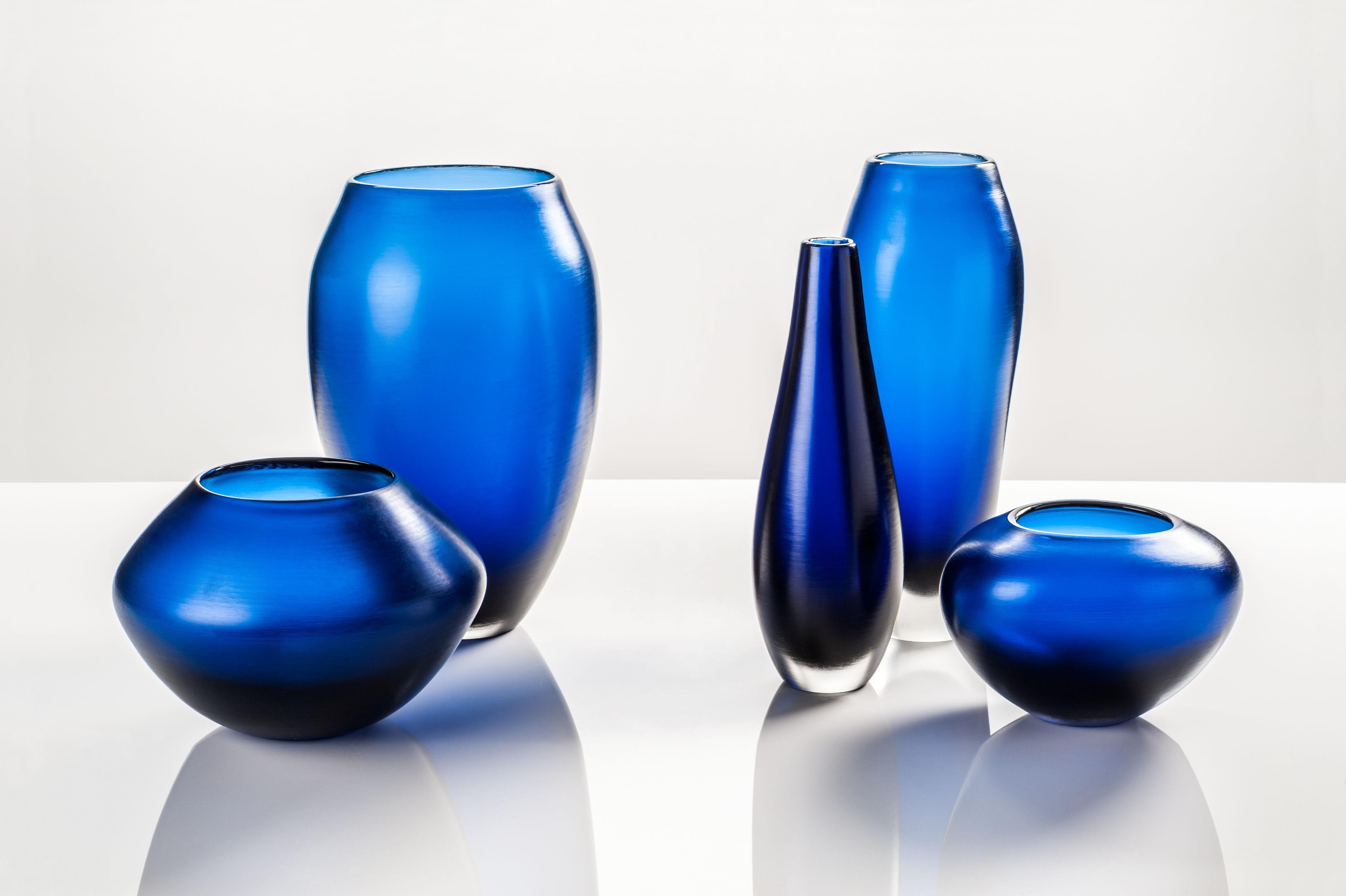 Die von Paolo Venini entworfene und von Venini hergestellte Glasvasen-Kollektion Incisi hat eine gravierte Oberfläche. Der Entwurf stammt aus dem Jahr 1956. Nummerierte Auflage pro Jahr, marineblaue Versionen sind in einer limitierten Auflage von 19