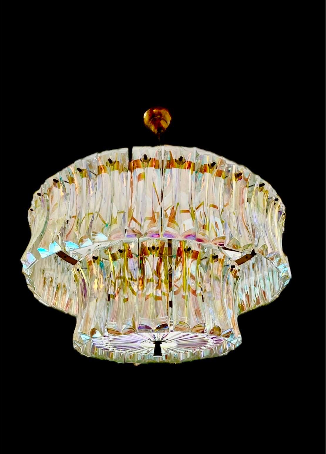 Venini iridescent xl chandelier with large Murano glass with brass structure. The design and the quality of the glass make this piece the best of Italian design.
This unique chandelier by Venini in murano glass is exceptional.

Venini is an Italian