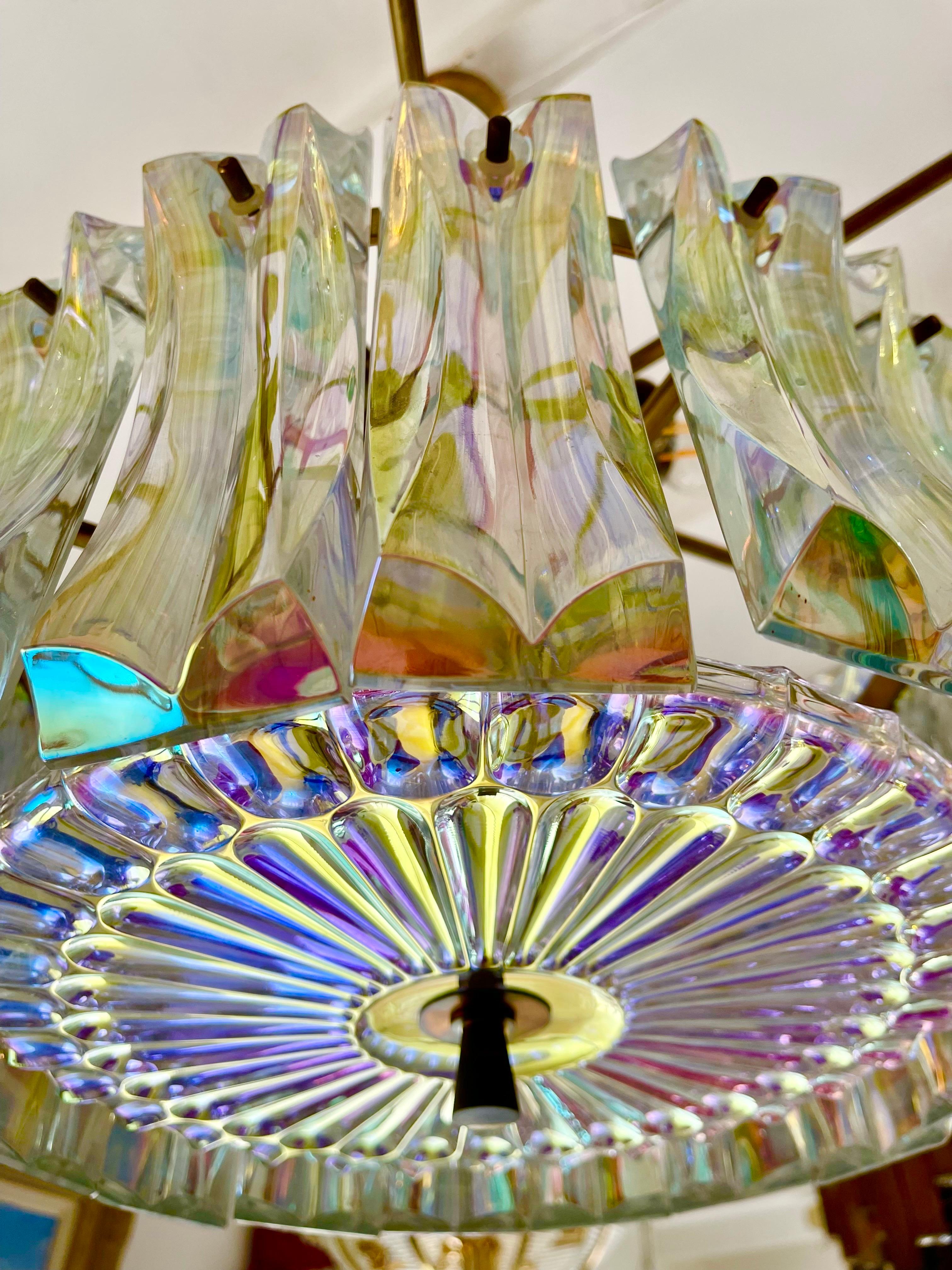 Venini attr Iridescent Glass Murano Chandelier with brass, Italy 1950 In Good Condition For Sale In DÉNIA, ES
