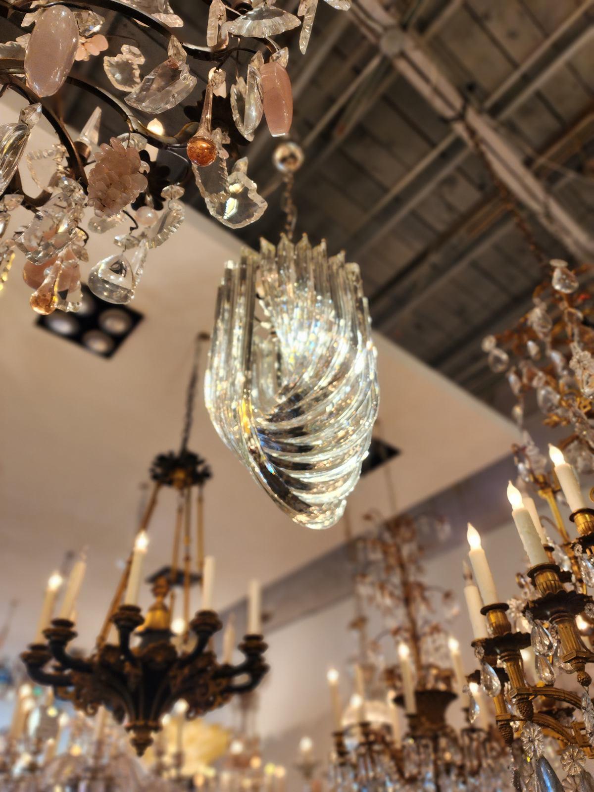 Lampadario di Murano a ricciolo italiano di Venini, metà del secolo scorso. Telaio rotondo che contiene 11 pezzi di vetro curvo. Un look fantastico! 