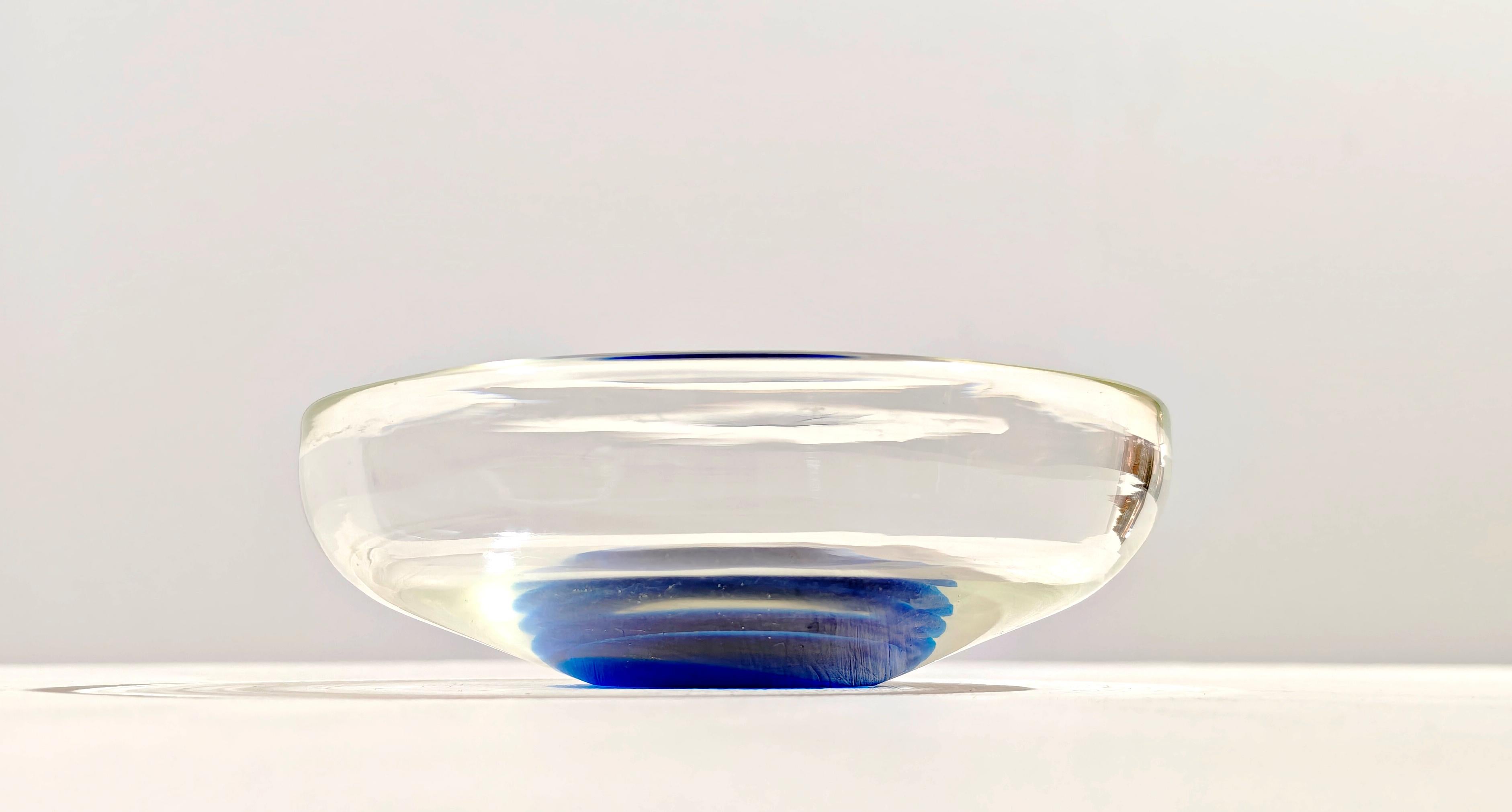 Venini Italy 85s farbloses Murano Glas Schale mit blauer Dekoration Mitte des Jahrhunderts (20. Jahrhundert) im Angebot