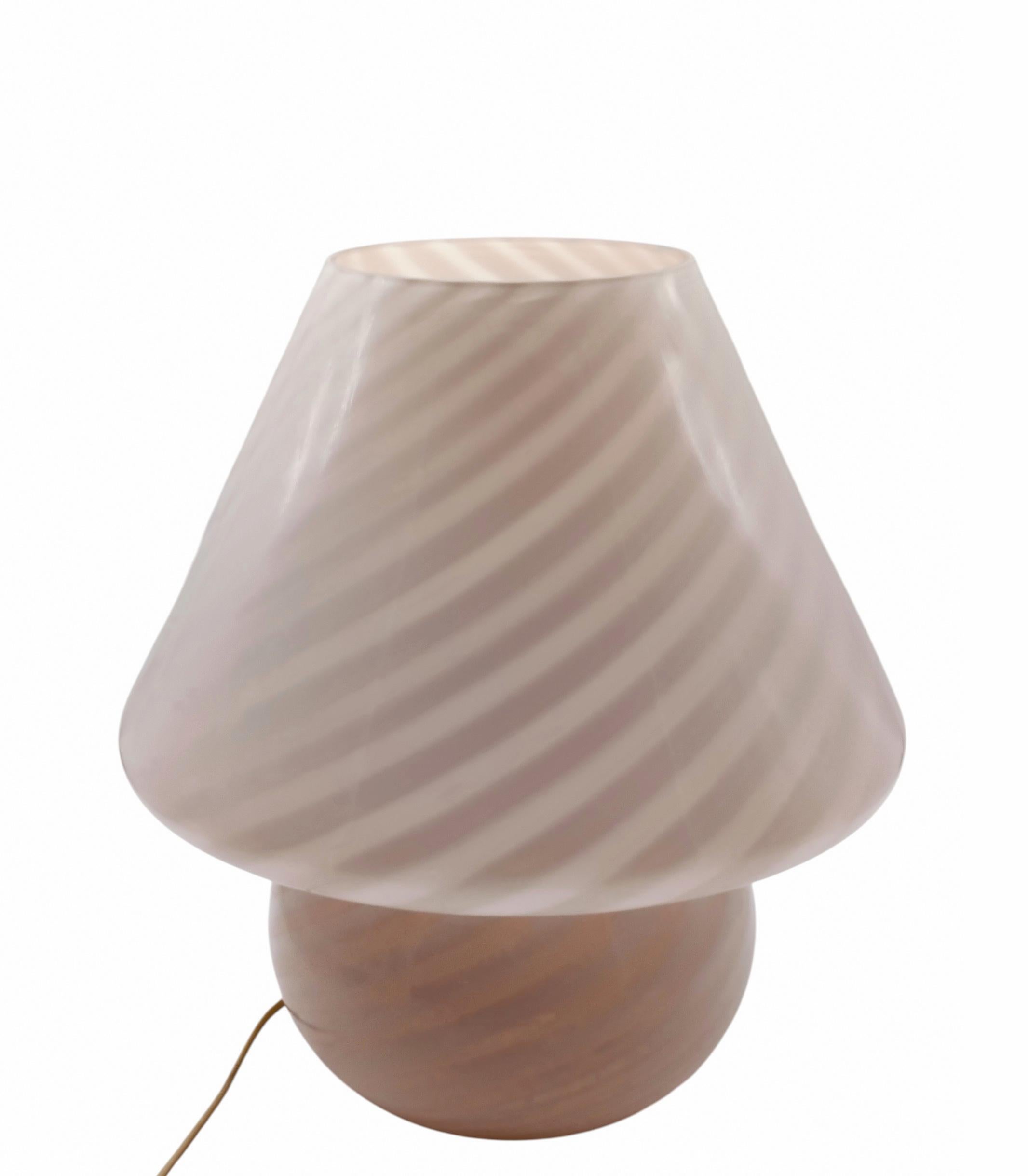 Lampada da tavolo a fungo di Venini in vetro di Murano con motivo a spirale, anni '70. Ottime condizioni generali con normali segni del tempo