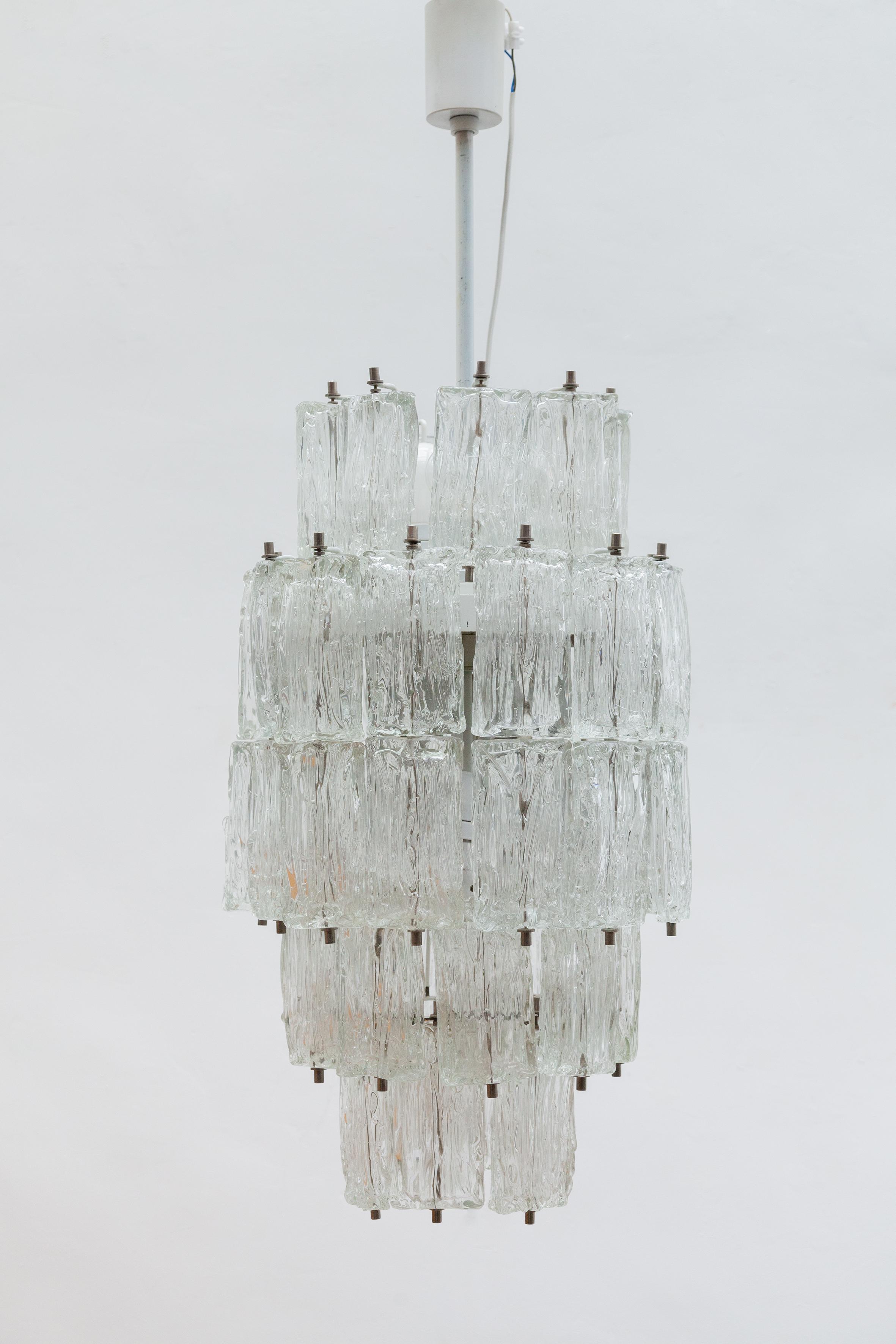Mid-Century Modern Venini Large Chandelier Iced Textured Clear Glass Five Tiers 1960s Murano, Italy