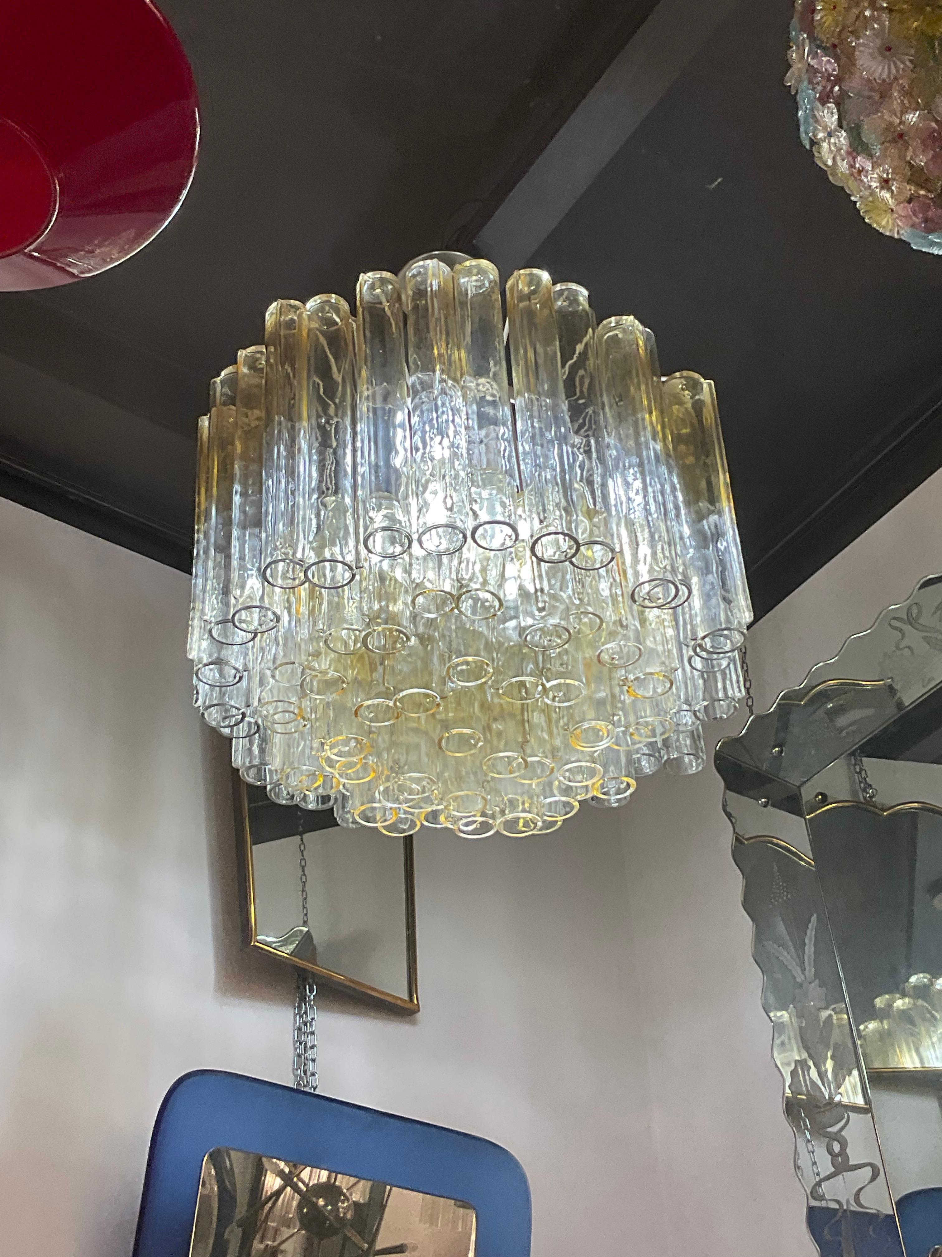 Bellissimo lampadario disegnato da Ludovico Diaz de Santillana è prodotto da VENINI a Murano nel 1970.
Modèle Calza.
Il y a peu d'exemplaires de ce modèle.
Etat impeccable.
