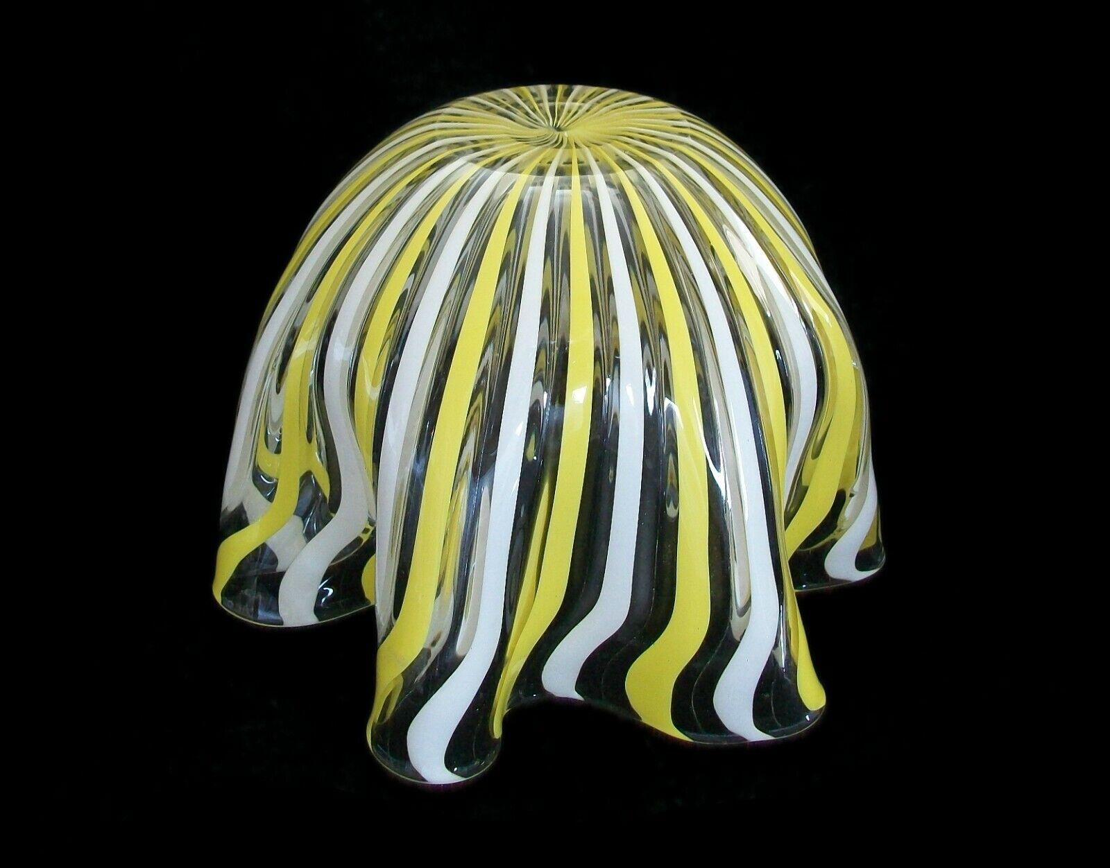 Venini, MCM Murano Fazzoletto Filigrana Glass Vase / Bowl, Italy, C.1960's In Good Condition For Sale In Chatham, ON