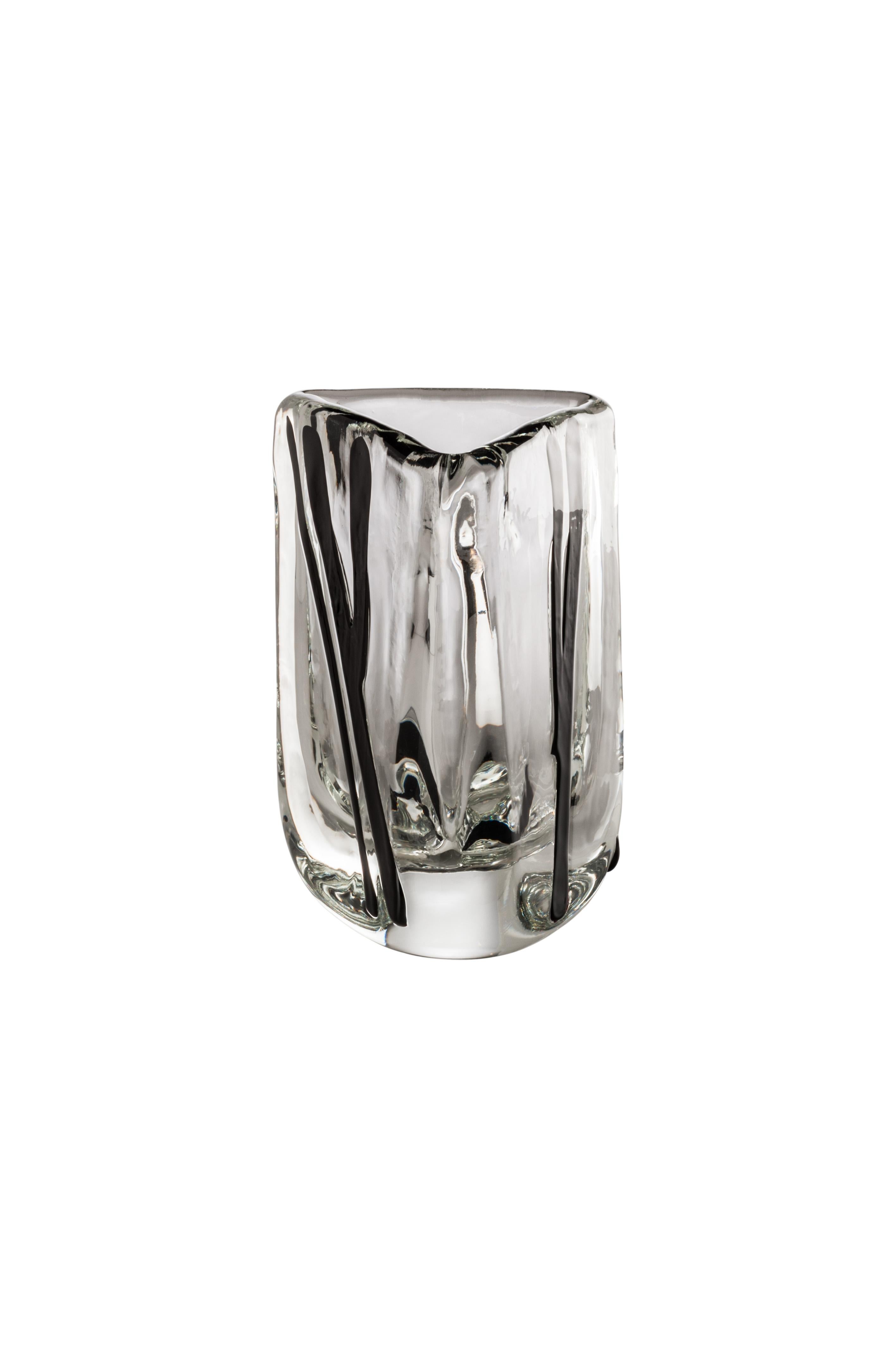 Vaso in vetro Venini in cristallo trasparente con decorazione nera disegnato da Peter Marino nel 2017. Perfetto per l'arredamento di interni, come contenitore o pezzo forte per ogni stanza. Disponibile anche in altri colori su 1stdibs. Edizione
