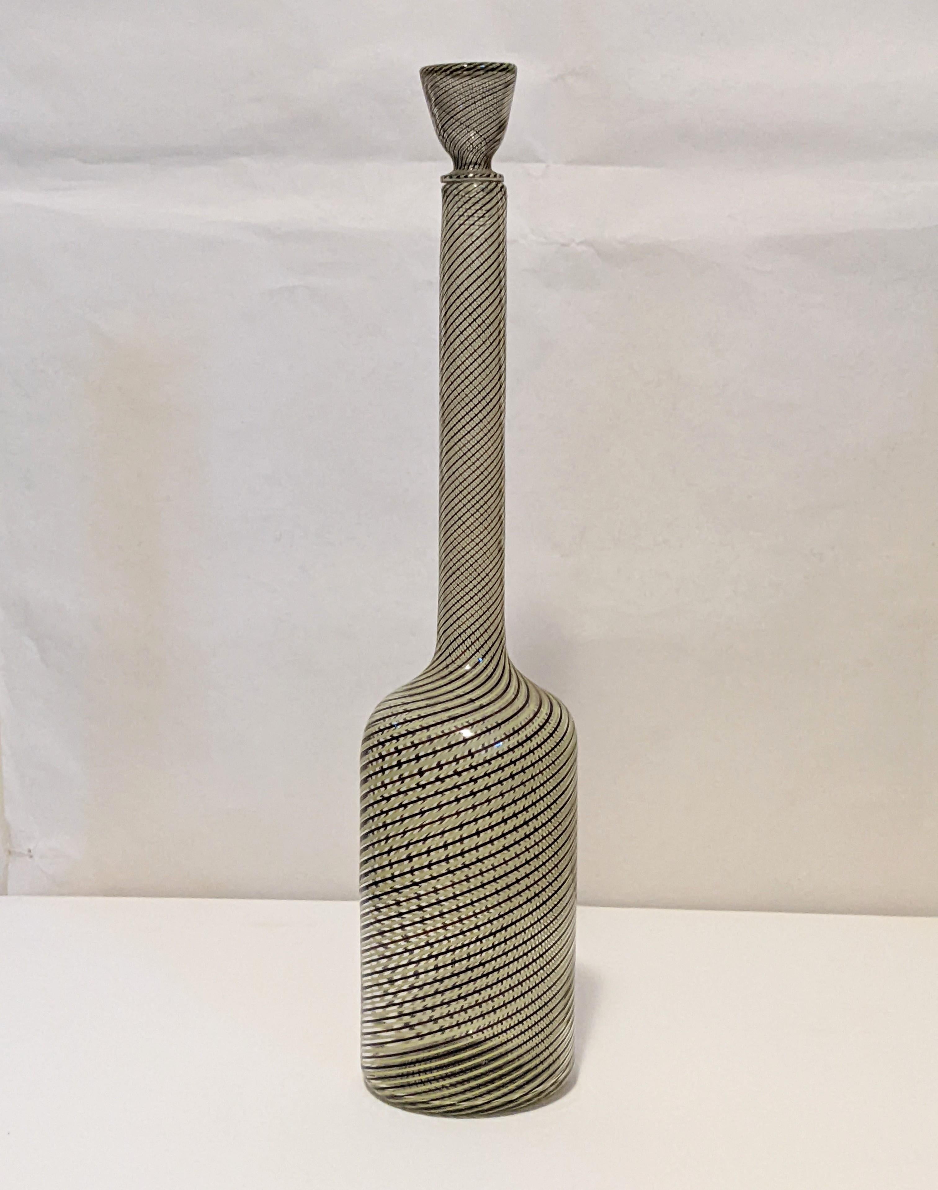 Venini Mezza Filigrana Bottle In Excellent Condition For Sale In Riverdale, NY