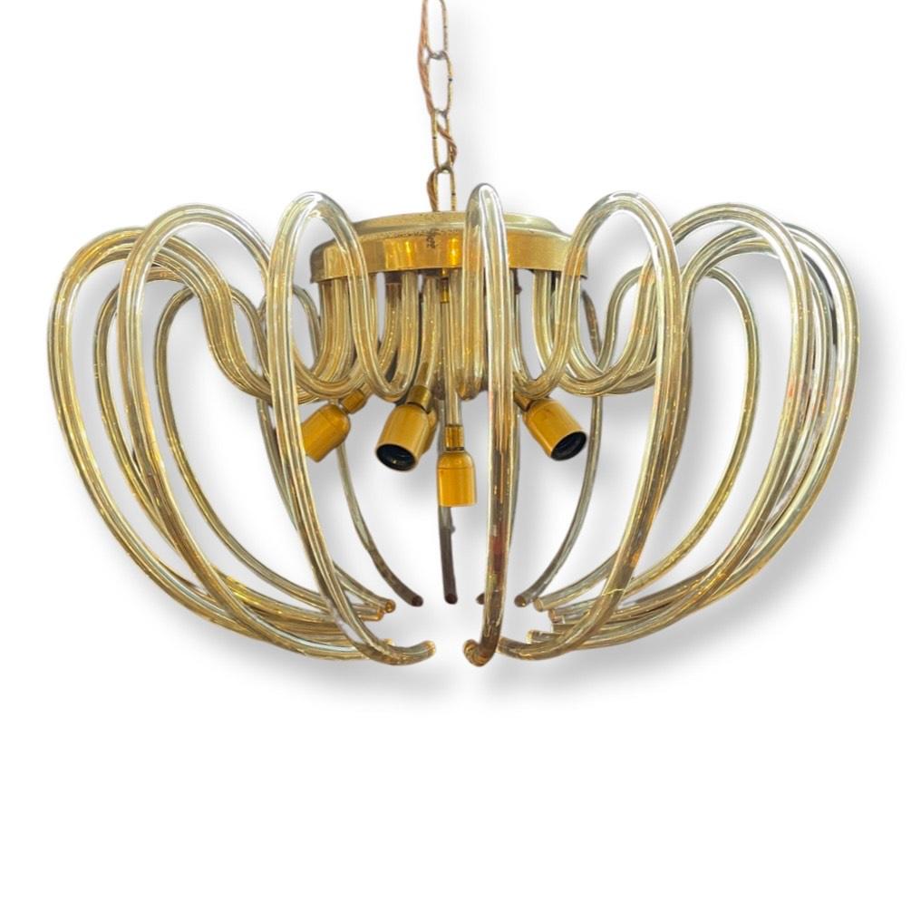 La lampe pendante en verre Murano ambré de Venini, datant du milieu du siècle dernier, est un chef-d'œuvre unique en son genre. Son exquise sculpture en cristal de Murano en fait une perle rare, mettant en valeur l'art de Venini. Le verre est dans