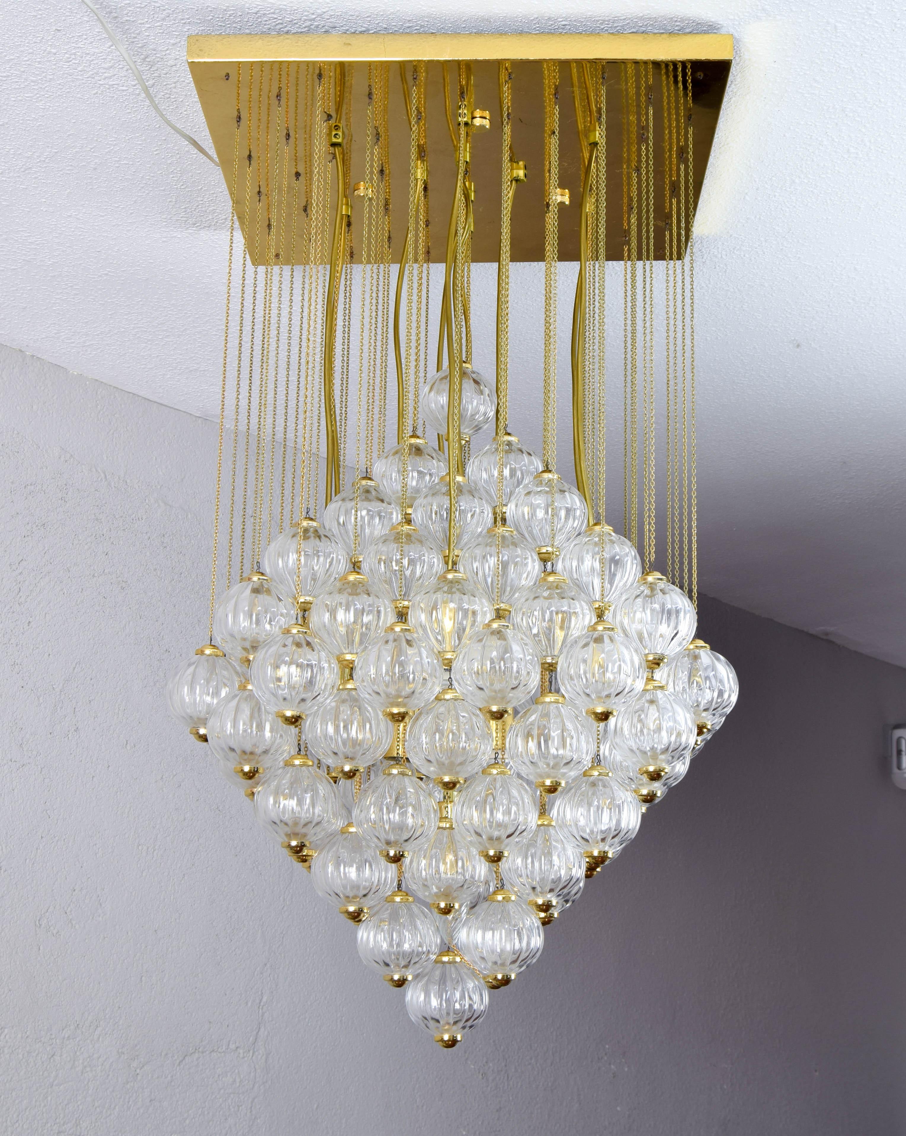 Luxueux et spectaculaire lustre en laiton et bulles de Murano soufflées à la main, conçu et produit par Paolo Venini en 1960 en Italie.
D'un design exquis, il s'agit d'une multitude de boules en verre de Murano sculptées de 7 centimètres de