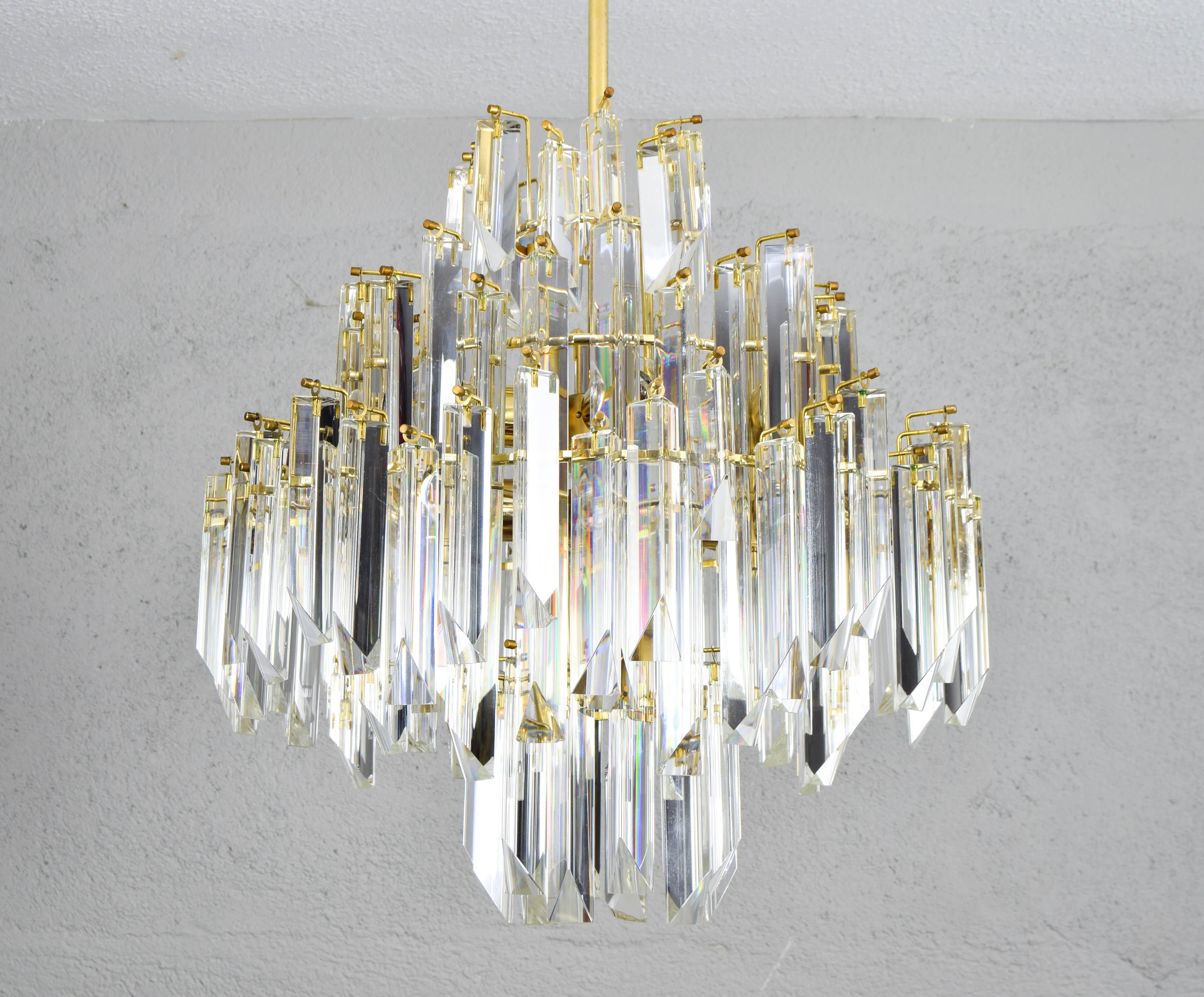 Large Italian chandelier by Venini.
This large piece is composed of a four-story brass-plated steel structure, eight light sources with E27 bulbs and beautiful high-quality Murano 