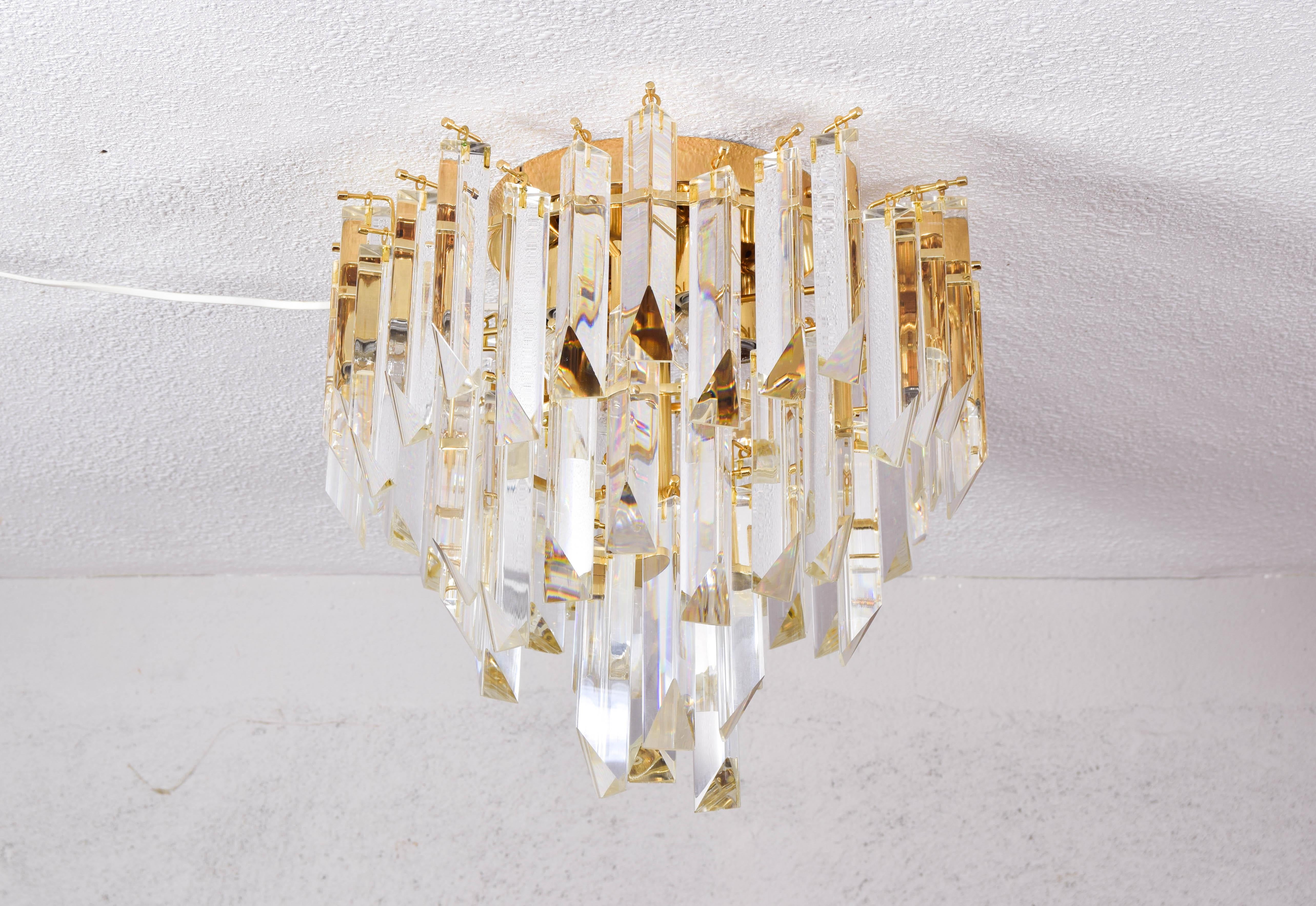 Magnificent Italian ceiling lamp from the Venini brand.
This ceiling lamp consists of a brass-plated steel structure with four heights and four E27 bulbs.
Composed of beautiful Triedri crystals.
As can be seen in the images, this spectacular ceiling