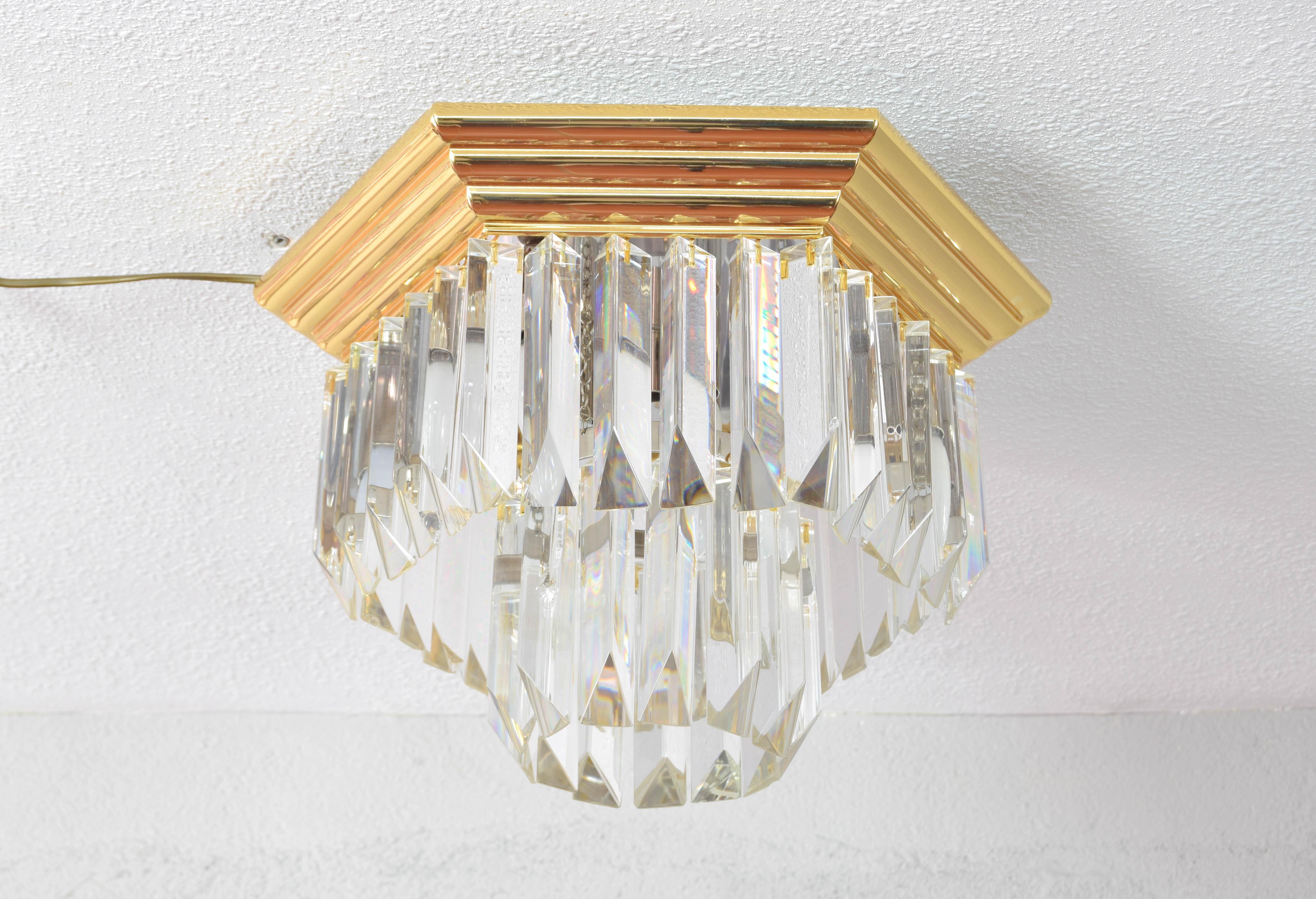 Magnificent Italian recessed lamp by Venini.
This hexagonal ceiling light consists of a brass and steel structure with two heights and six E14 bulbs.
Metal structure in very good condition.
Composed of 43 beautiful Triedri crystals.
It has defects