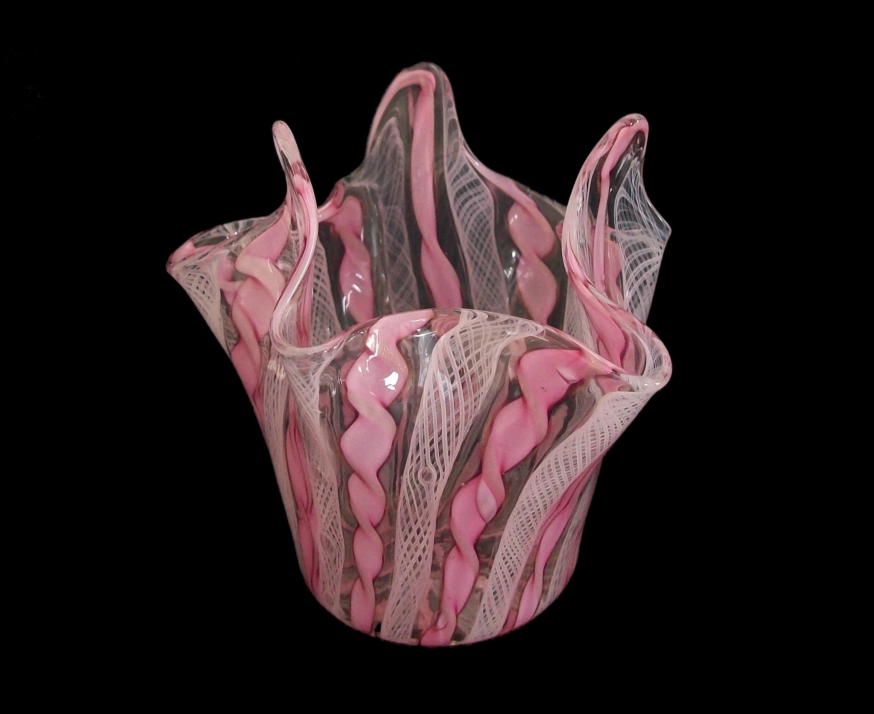 VENINI - Taschentuchvase aus Latticino-Glas aus der Mitte des Jahrhunderts - auffällige rosa Bänder mit kupferfarbenen Aventurinrändern - unsigniert - Italien (Venedig) - um 1950.

Ausgezeichneter Vintage-Zustand - kein Verlust - keine