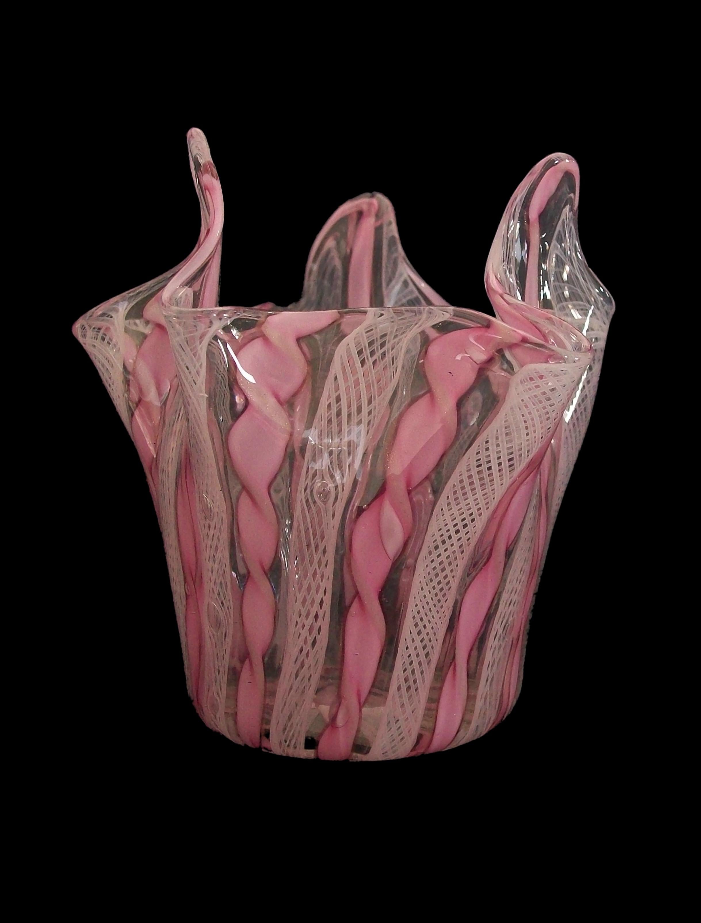 Mid-Century moderno Venini, Vaso a fazzoletto Latticino di metà secolo, non firmato, Italia, 1950 ca. in vendita