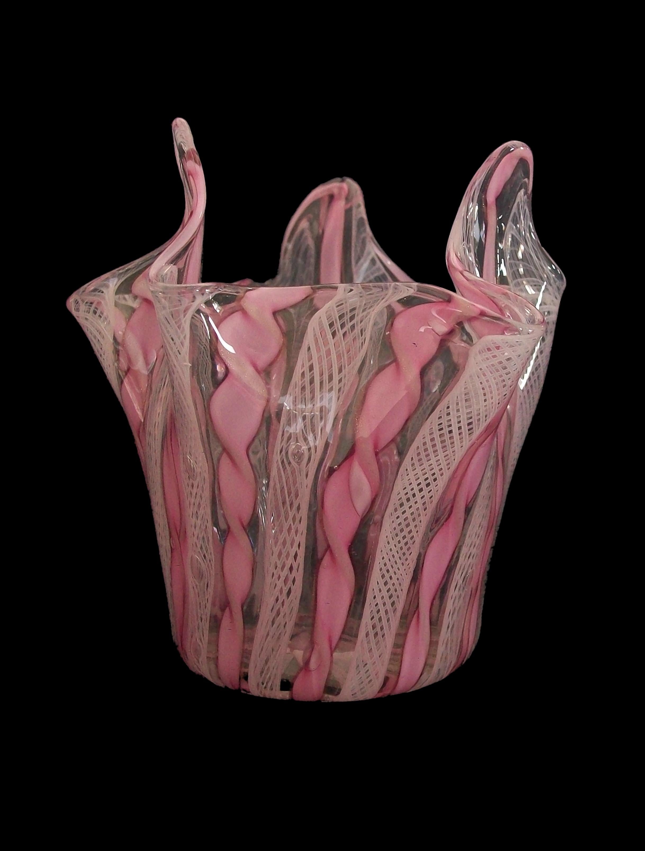 Venini, Latticino-Taschentuchvase aus der Mitte des Jahrhunderts, unsigniert, Italien, um 1950 (Moderne der Mitte des Jahrhunderts) im Angebot