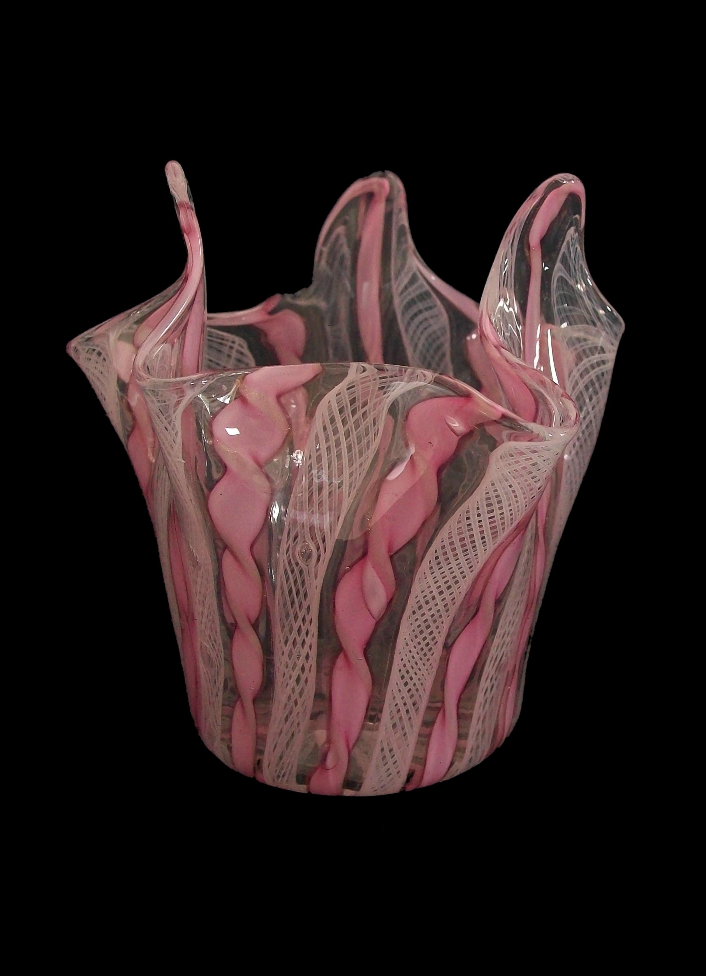 Italiano Venini, Vaso a fazzoletto Latticino di metà secolo, non firmato, Italia, 1950 ca. in vendita