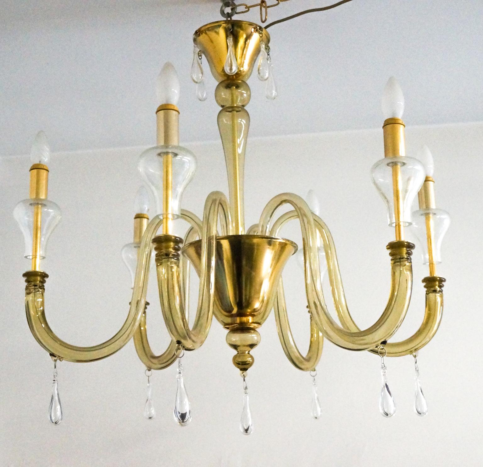 Elegant Venetian glass chandelier with six lights color smoked and crystal.
This fantastic chandelier with a golden finish.
Attributed to Venini and executed in the circa 1970s.

The Murano glass chandelier is nothing like a typical fixture made