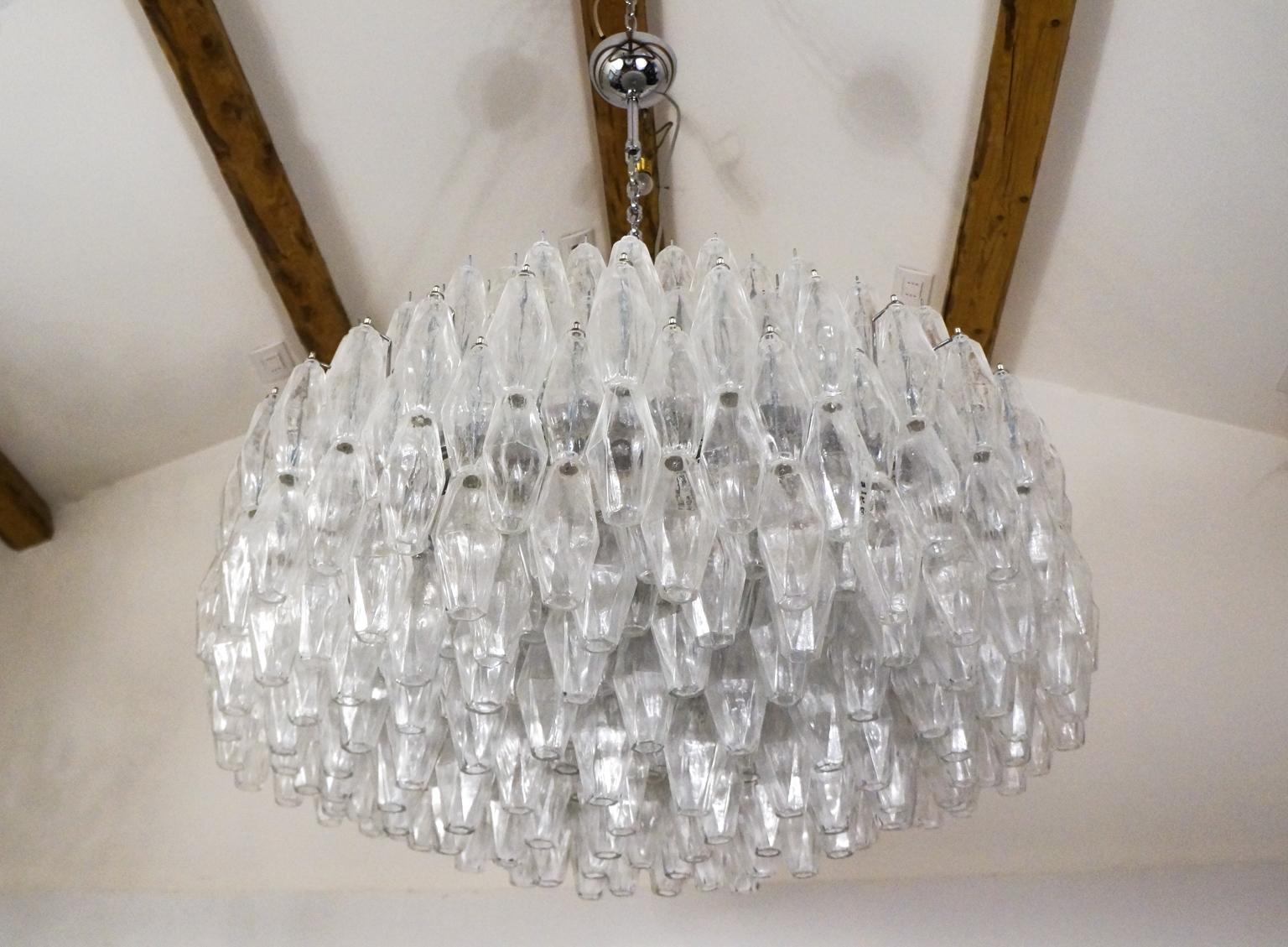 Large Murano blown glass Poliedri chandelier with crystal color elements. This fantastic chandelier contains a total of 680 elements called Poliedri.
This Classic developed in the 60s and then reproduced by Maestro Alberto Donà in different shapes