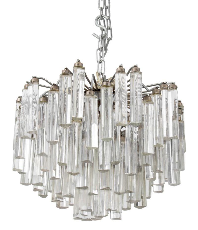 Lampadario a prismi in vetro di Venini Triedri, XX secolo, con tre livelli di prismi e struttura cromata. 17