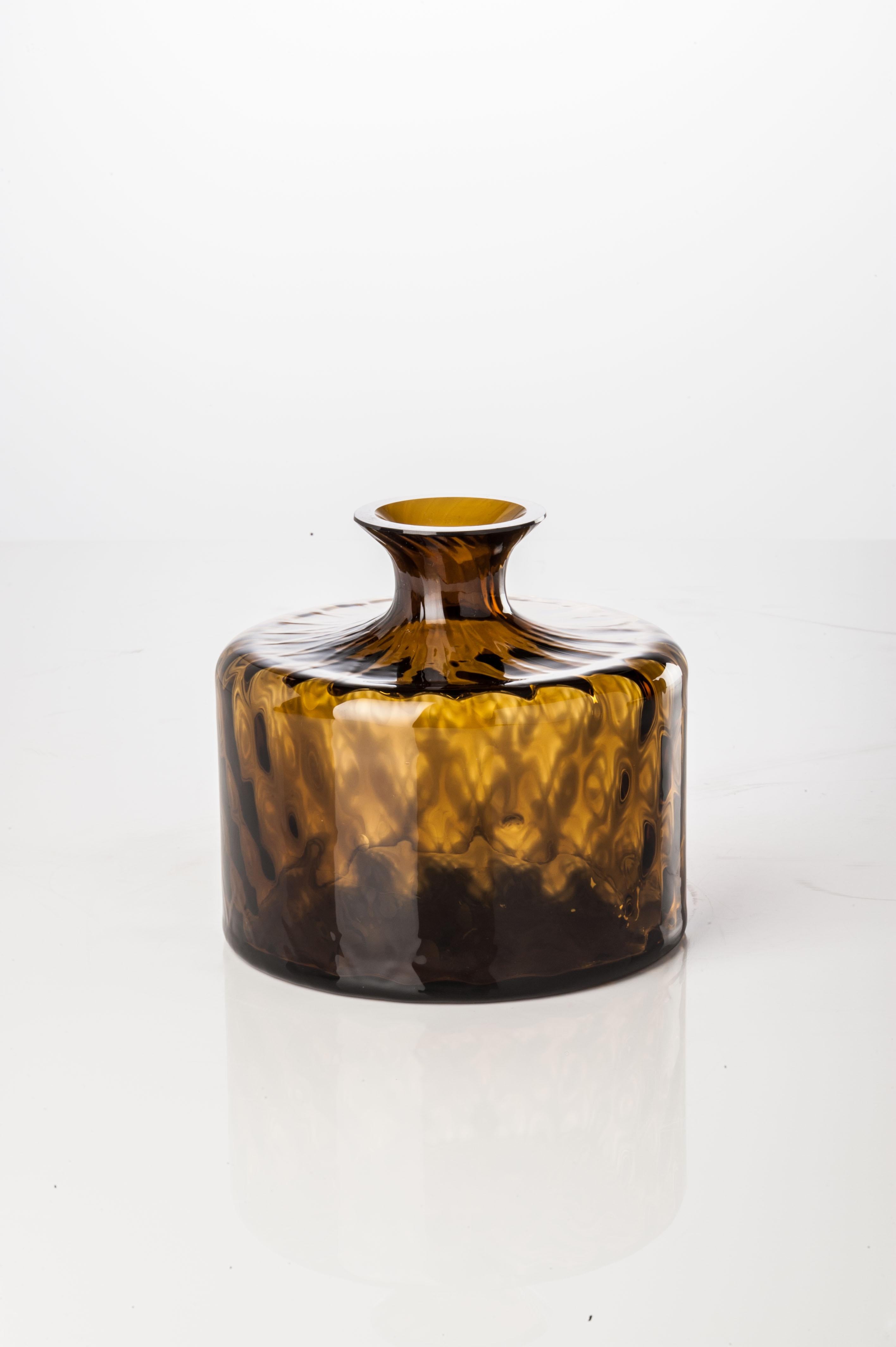 La collection de vases en verre Monofiore Carnevale, conçue et fabriquée par Venini, comprend deux vases de formes différentes. Utilisation intérieure uniquement. 

Dimensions : Ø 13 cm, H 12 cm : Ø 13 cm, H 12 cm.