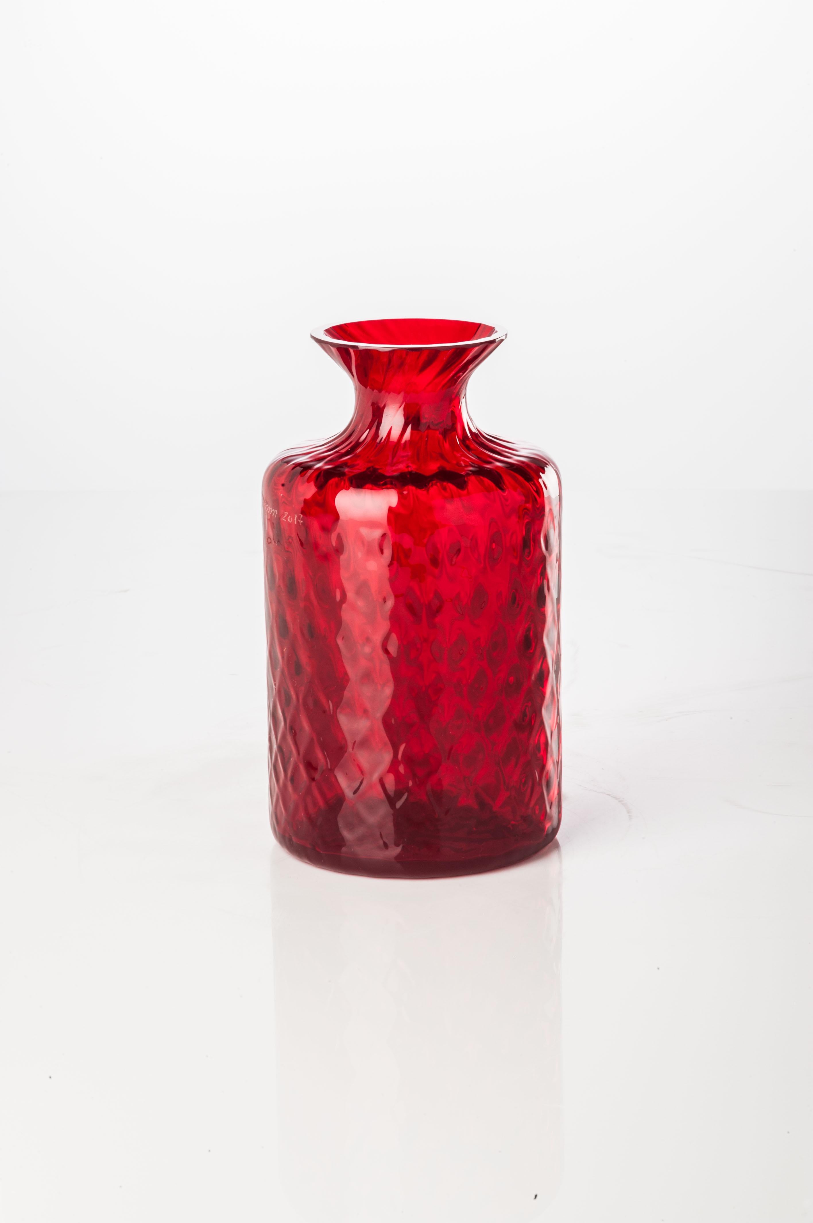 Monofiore Carnevale glass vase collection, designed and manufactured by Venini, features two different shaped vases. Indoor use only. 

Dimensions: Ø 9 cm, H 16 cm.