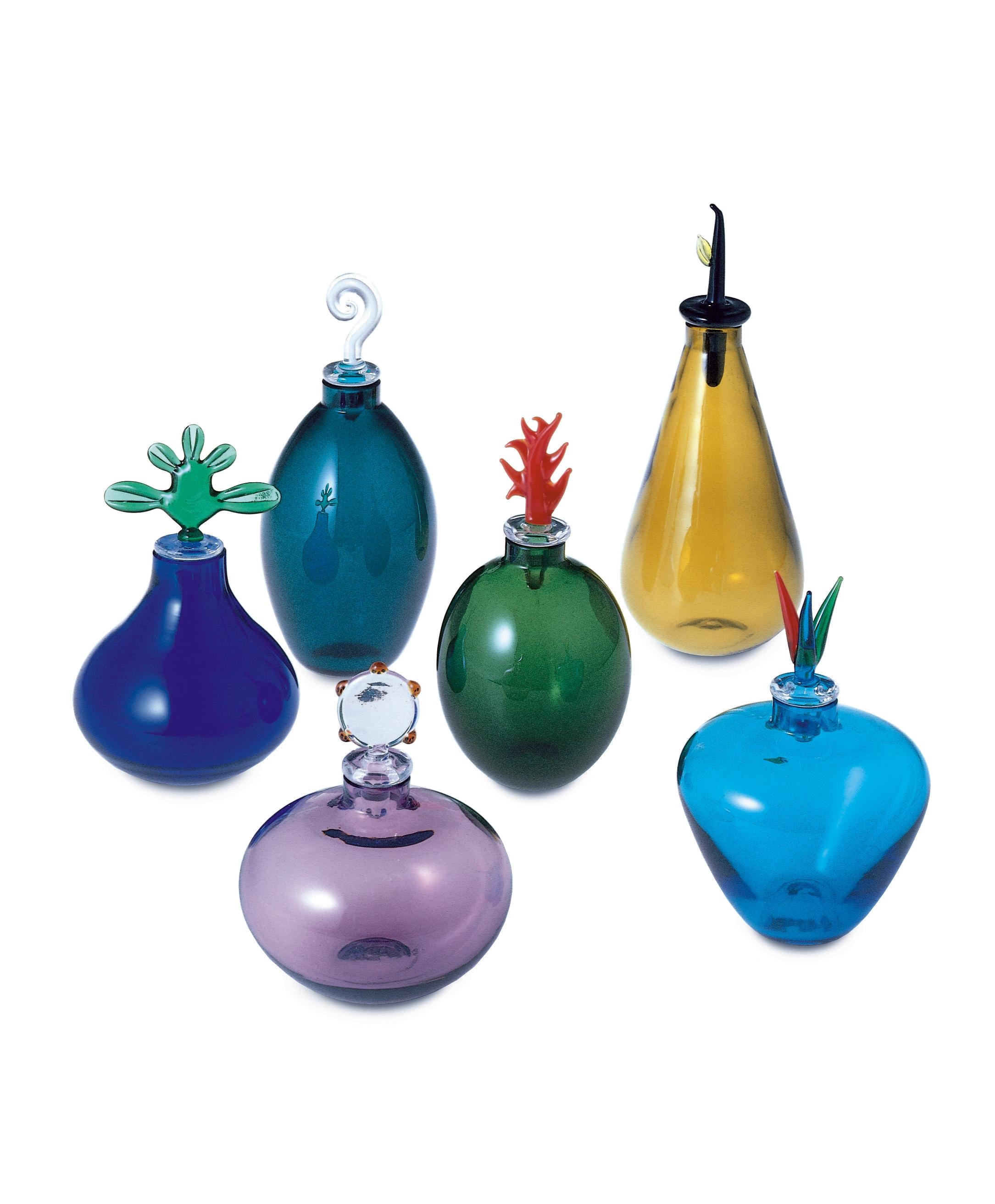 Venini Monofiori glass vase in sapphire by Laura de Santillana. “Monofiori” blown handmade glass with stoppers in various forms and colors. Item labelled as “02”, as shown in the image, available for this price.

Color: Sapphire 
Dimensions: Ø