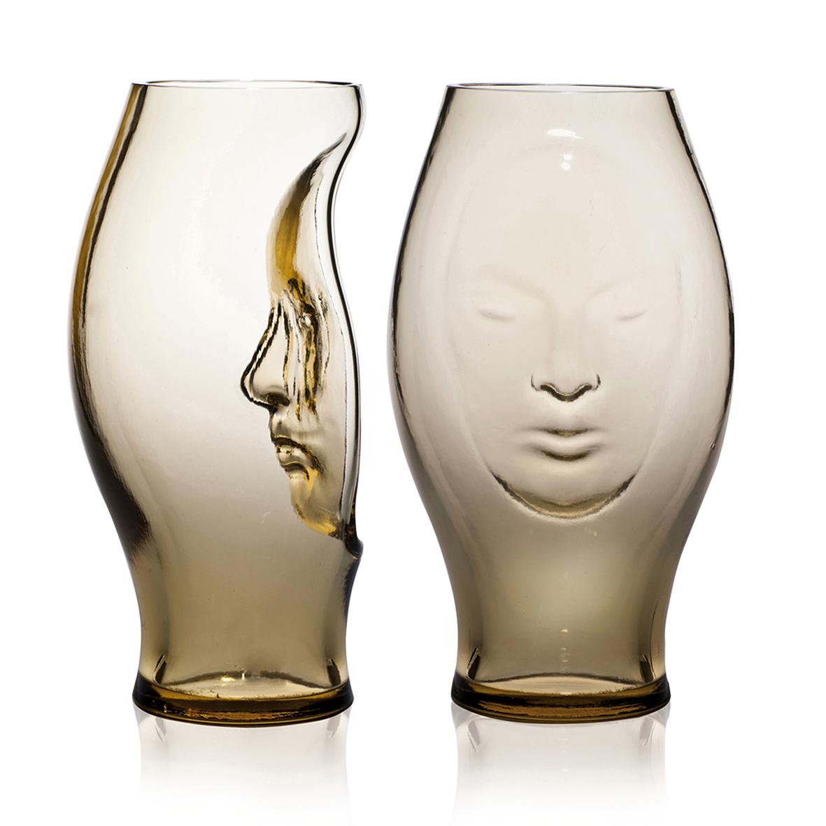 Vaso in vetro Venini con corpo e collo ovale ed espressione facciale incisa, disegnato da Fabio nel 2016. In vetro color paglierino. Perfetto per l'arredamento di interni come contenitore o come pezzo forte per ogni stanza. Disponibile anche in