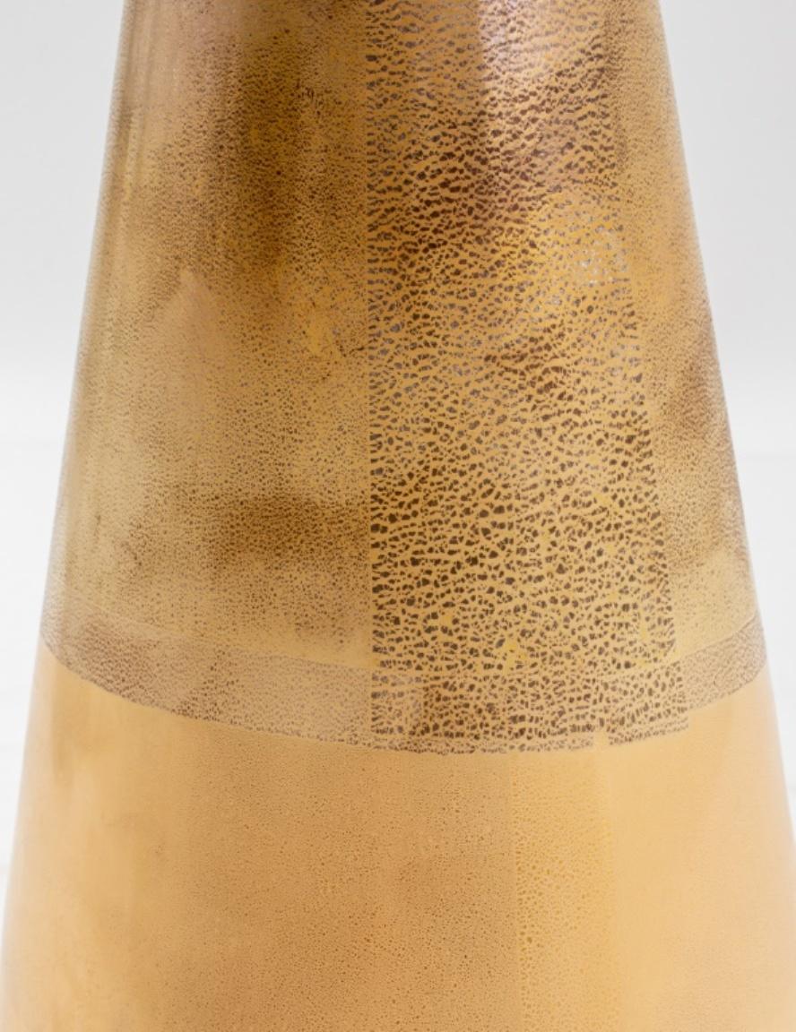 Vase en verre d'art italien de Murano de forme allongée et effilée en goutte d'eau, la base en verre dépoli, la feuille d'or au-dessus se terminant par un motif d'intensité alternée, signature gravée 