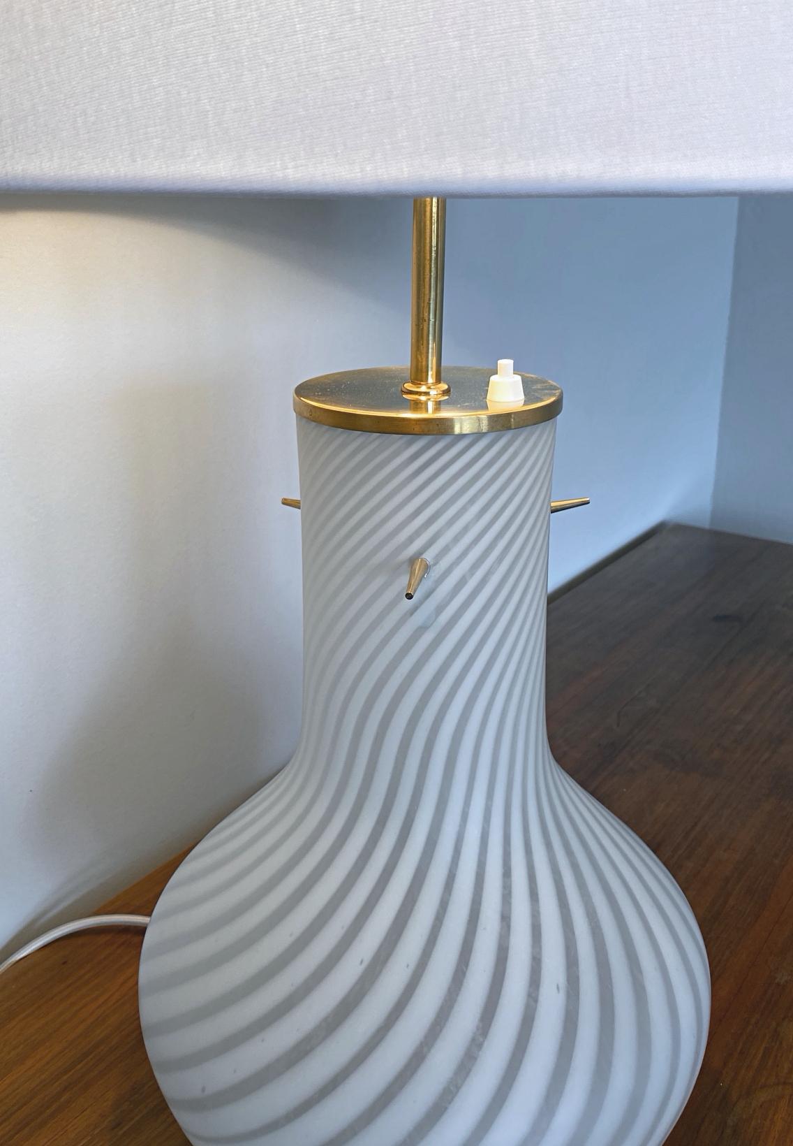 Milieu du XXe siècle Grande lampe de bureau en verre de Murano soufflé à rayures Venini, années 1960, Italie en vente